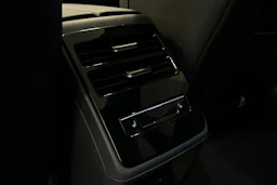 sininen Volkswagen ID.7 2024 kuva 38.