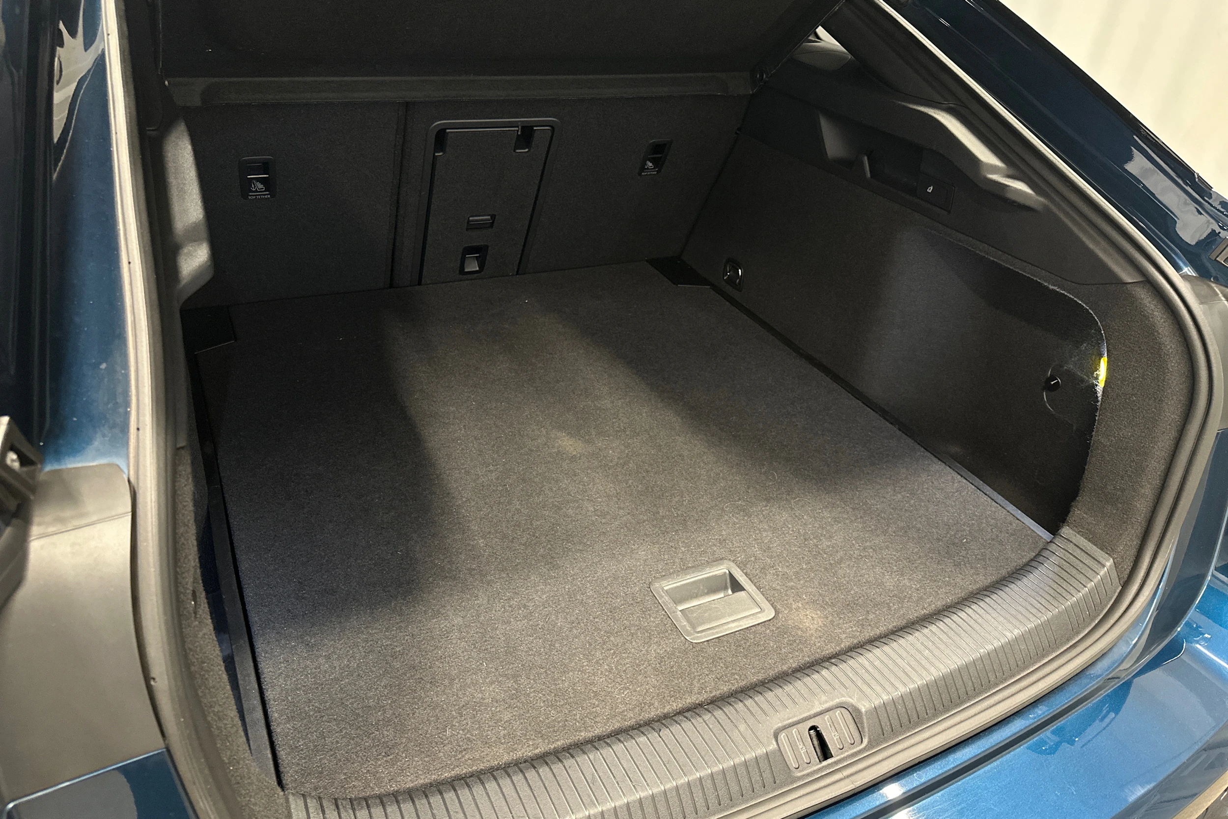 sininen Volkswagen ID.7 2024 kuva 39.