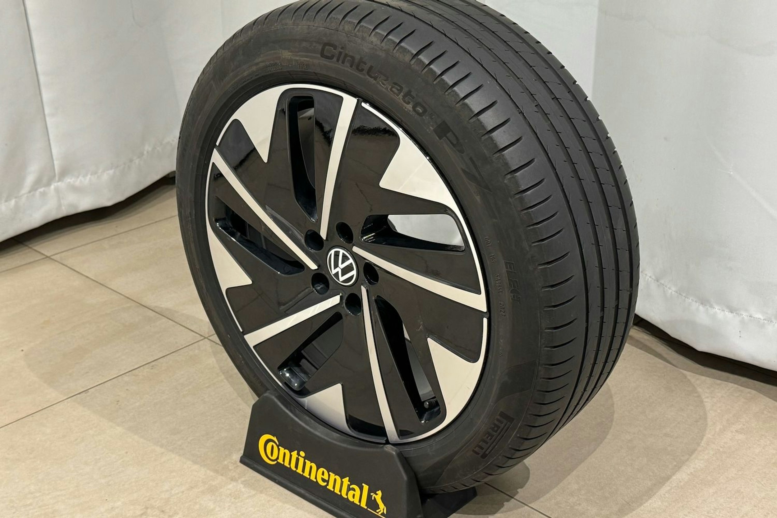 sininen Volkswagen ID.7 2024 kuva 14.