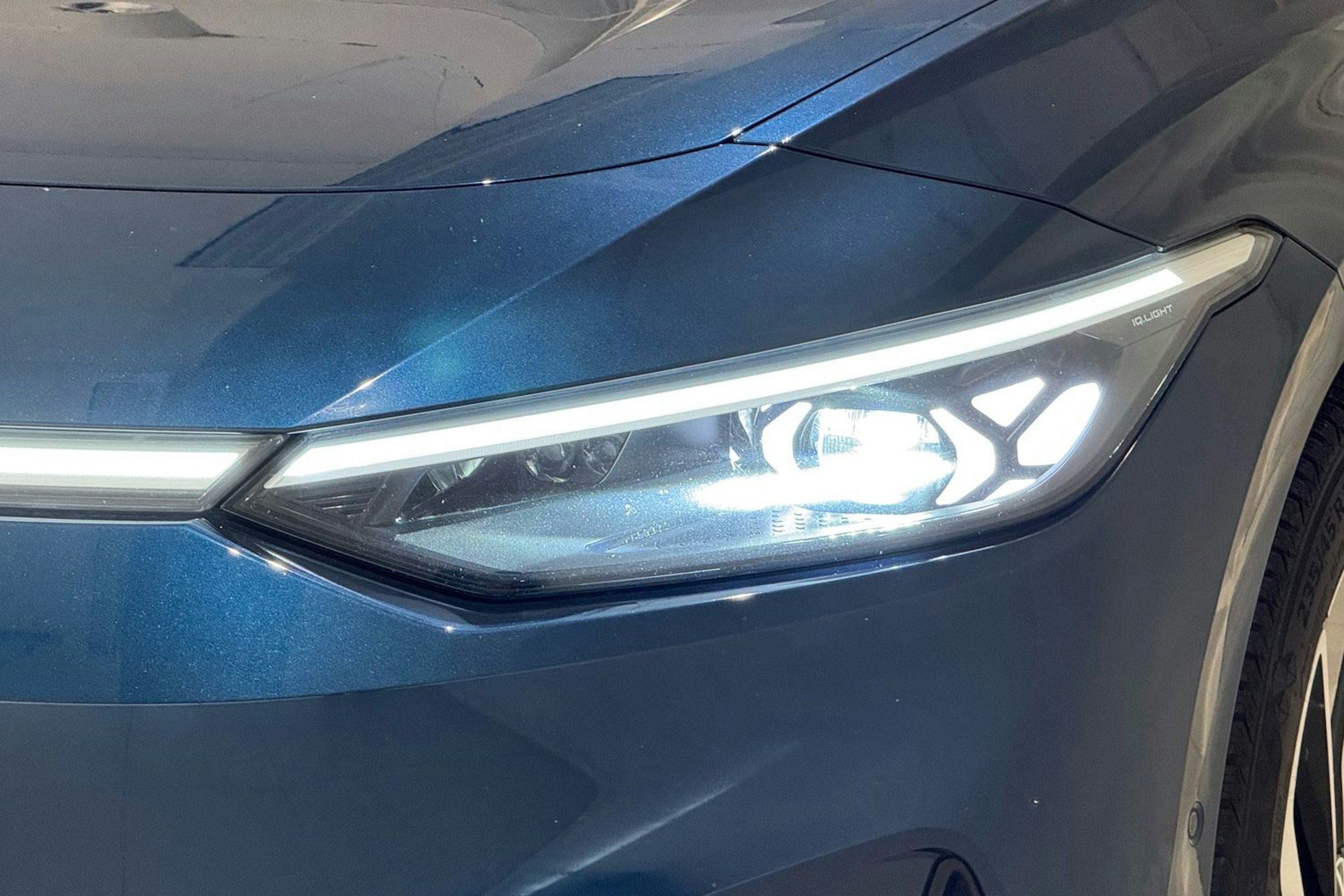 sininen Volkswagen ID.7 2024 kuva 15.