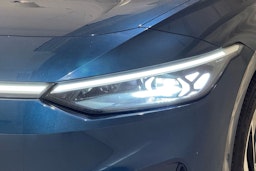 sininen Volkswagen ID.7 2024 kuva 15.