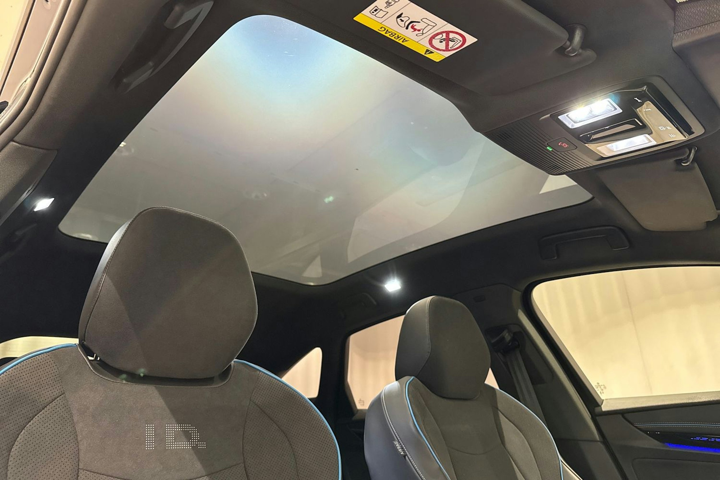 sininen Volkswagen ID.7 2024 kuva 18.