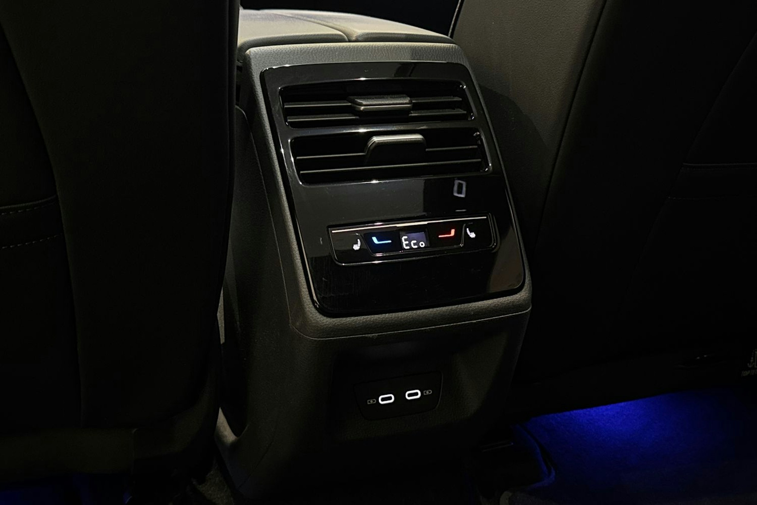 sininen Volkswagen ID.7 2024 kuva 19.