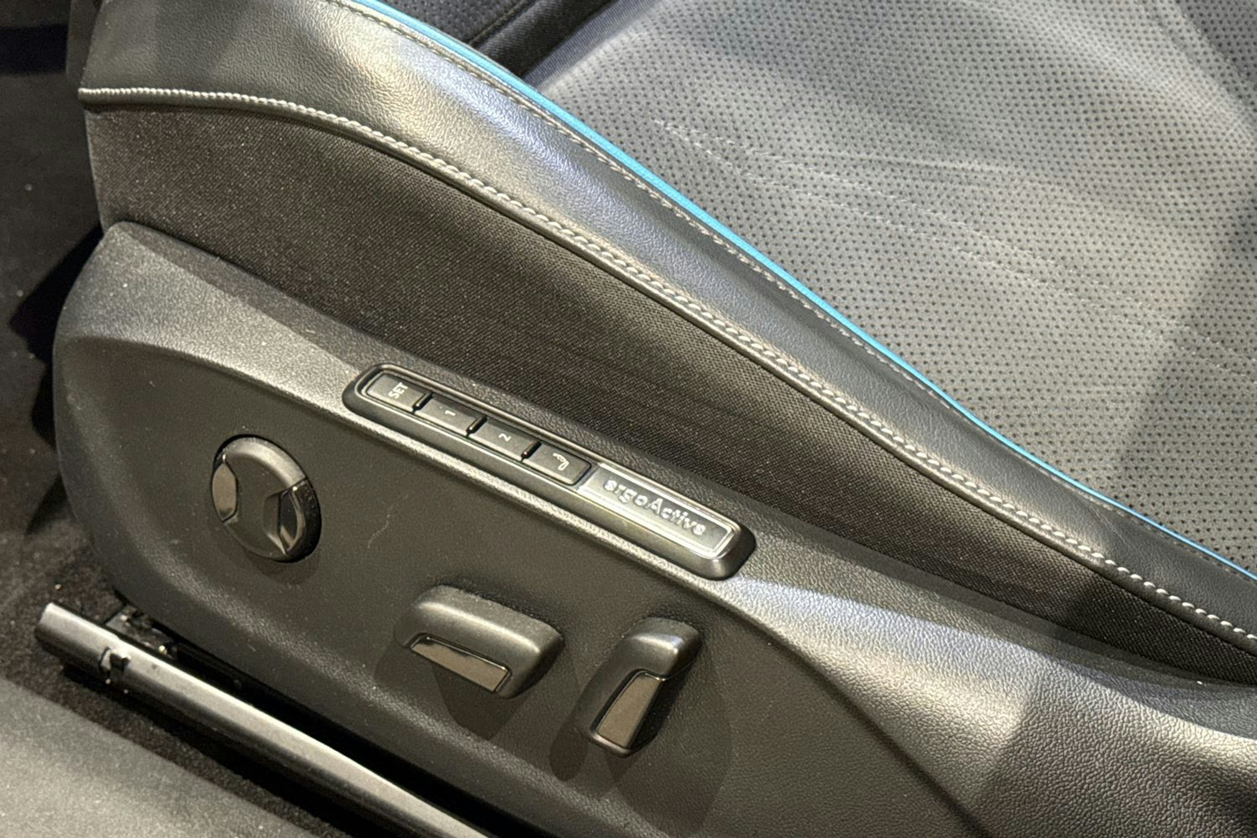 sininen Volkswagen ID.7 2024 kuva 20.