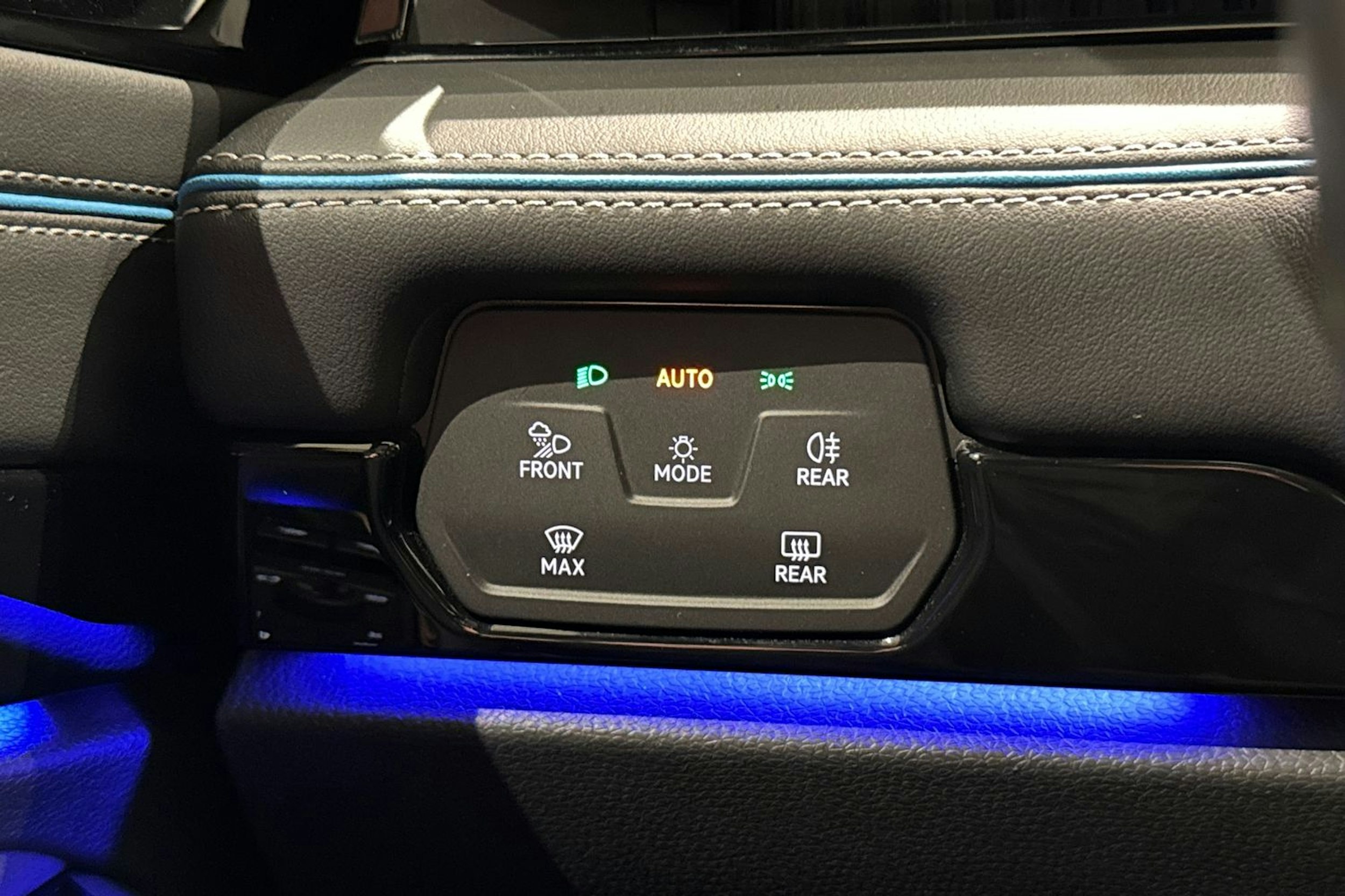 sininen Volkswagen ID.7 2024 kuva 22.