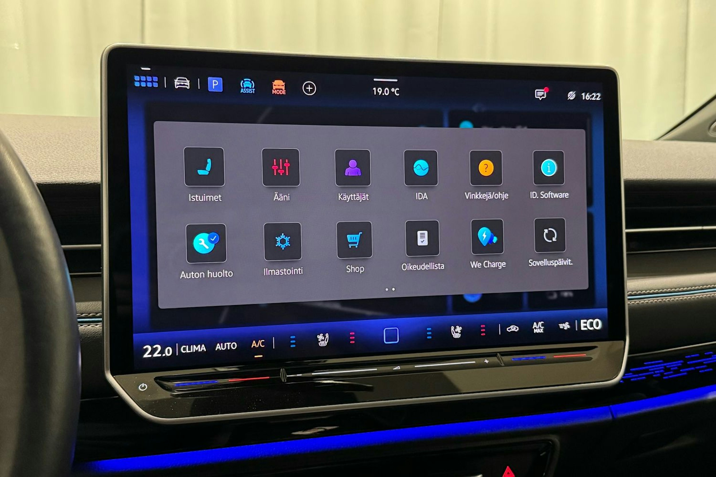 sininen Volkswagen ID.7 2024 kuva 26.