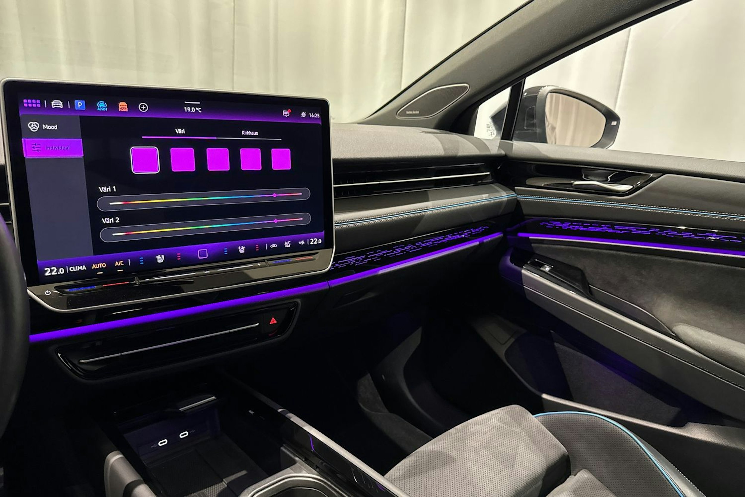 sininen Volkswagen ID.7 2024 kuva 33.