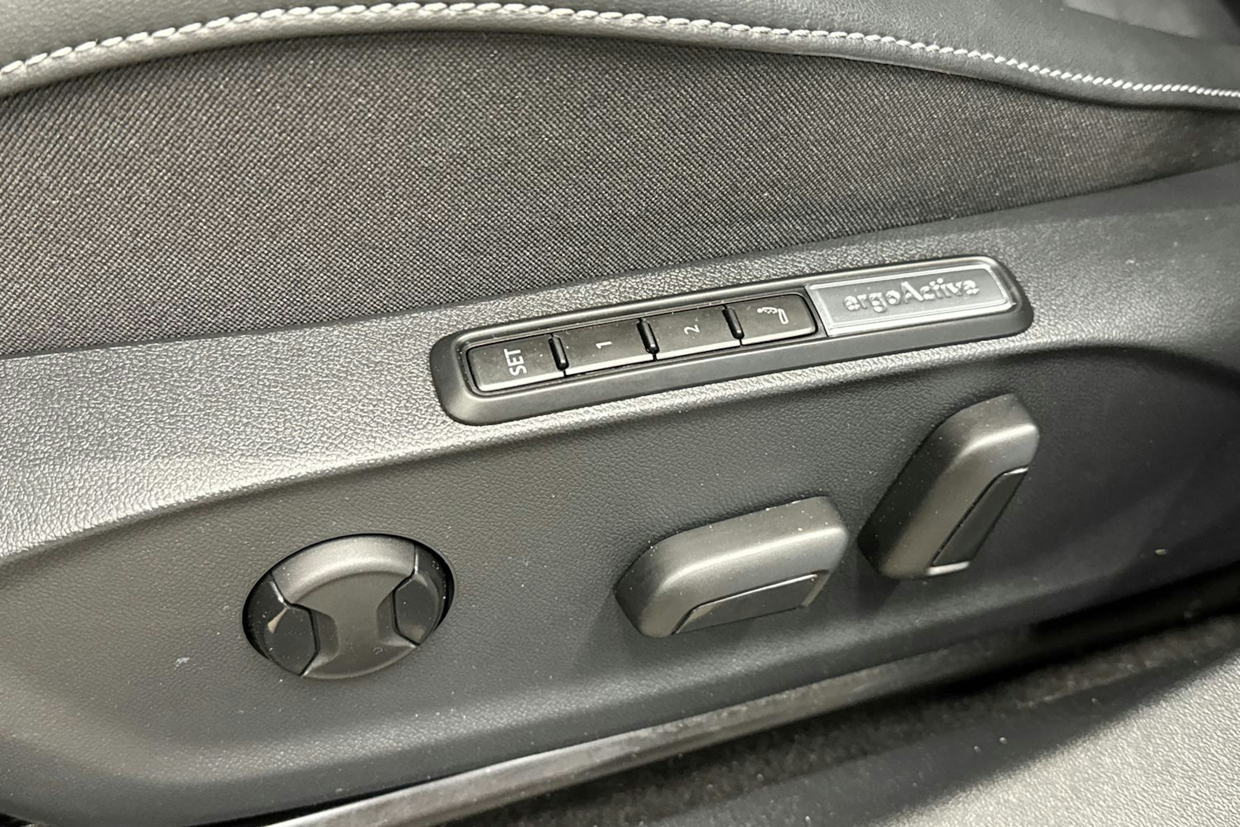 sininen Volkswagen ID.7 2024 kuva 17.