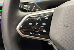 sininen Volkswagen ID.7 2024 kuva 18.