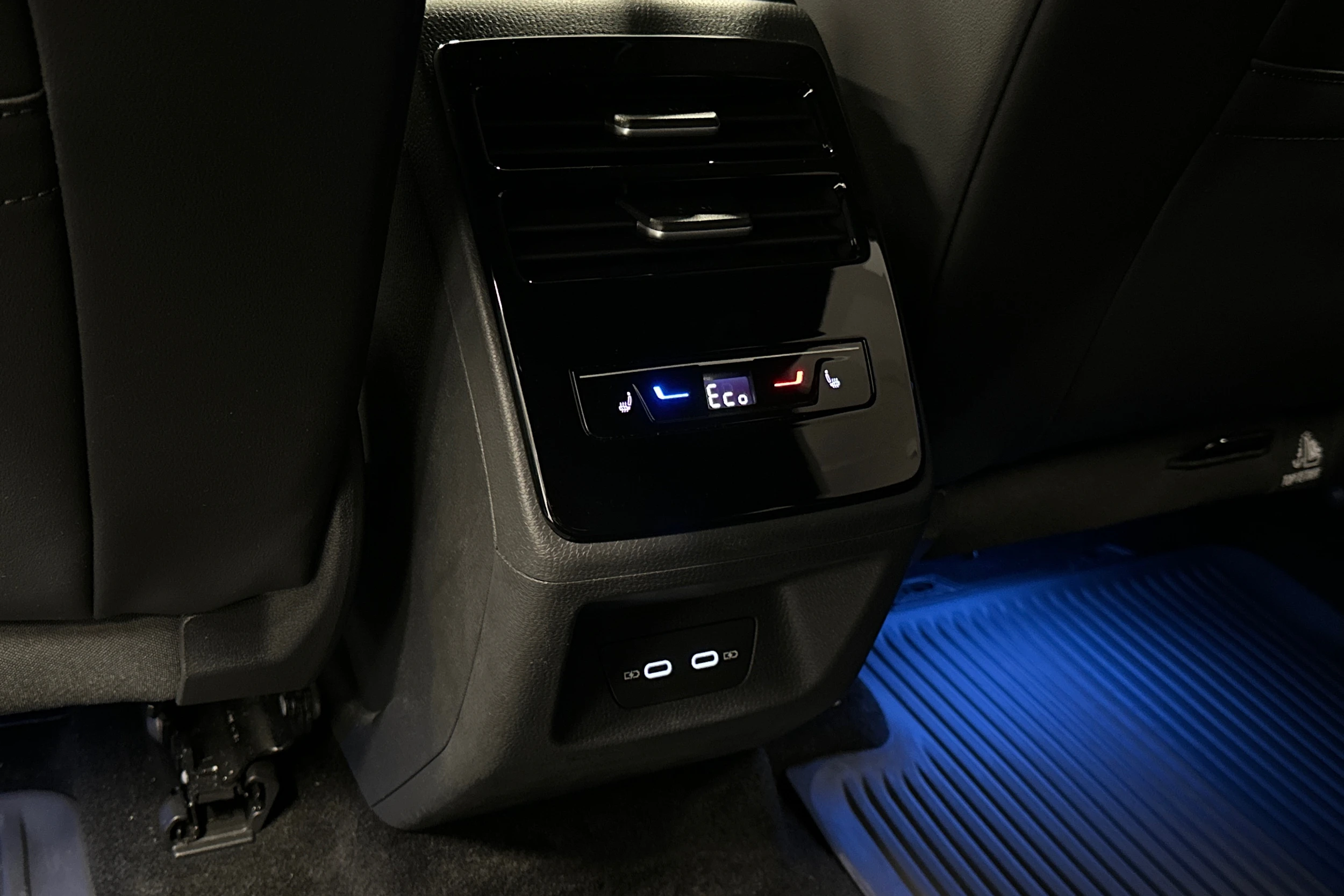 valkoinen Volkswagen ID.7 2024 kuva 39.