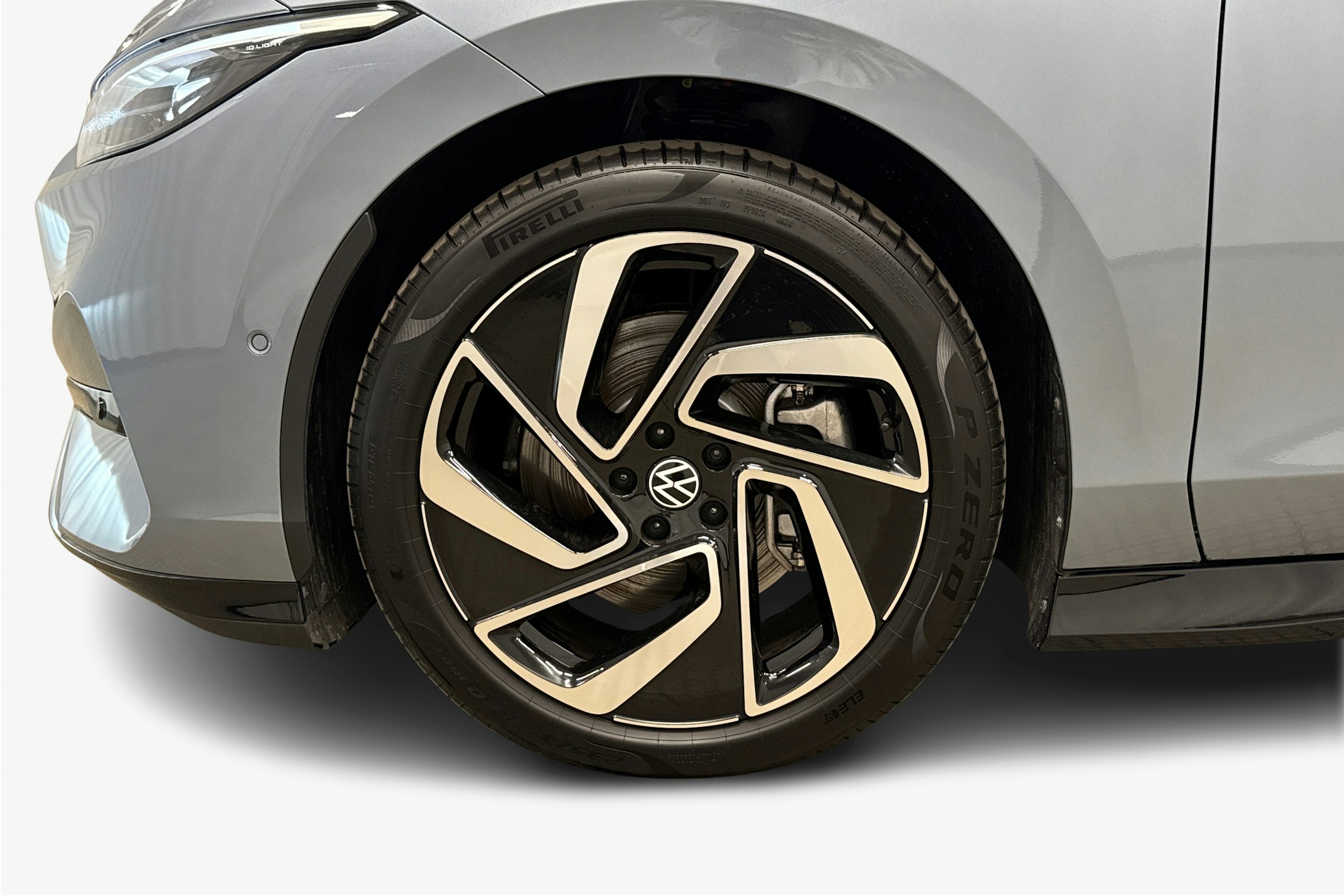sininen Volkswagen ID.7 2024 kuva 30.