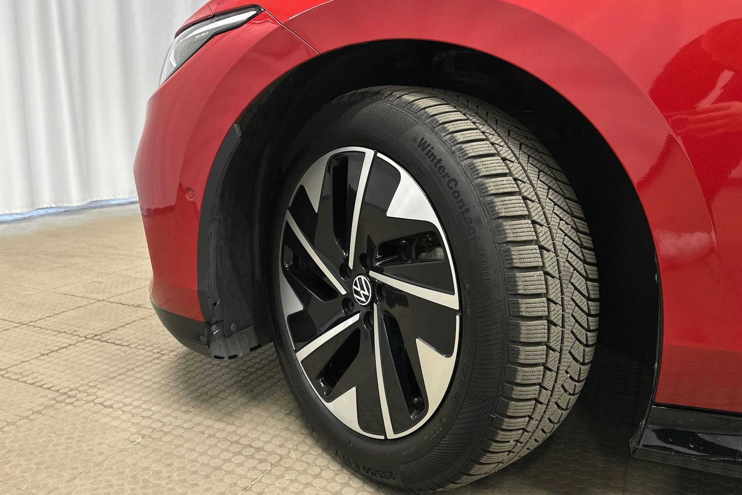 punainen Volkswagen ID.7 2025 kuva 13.