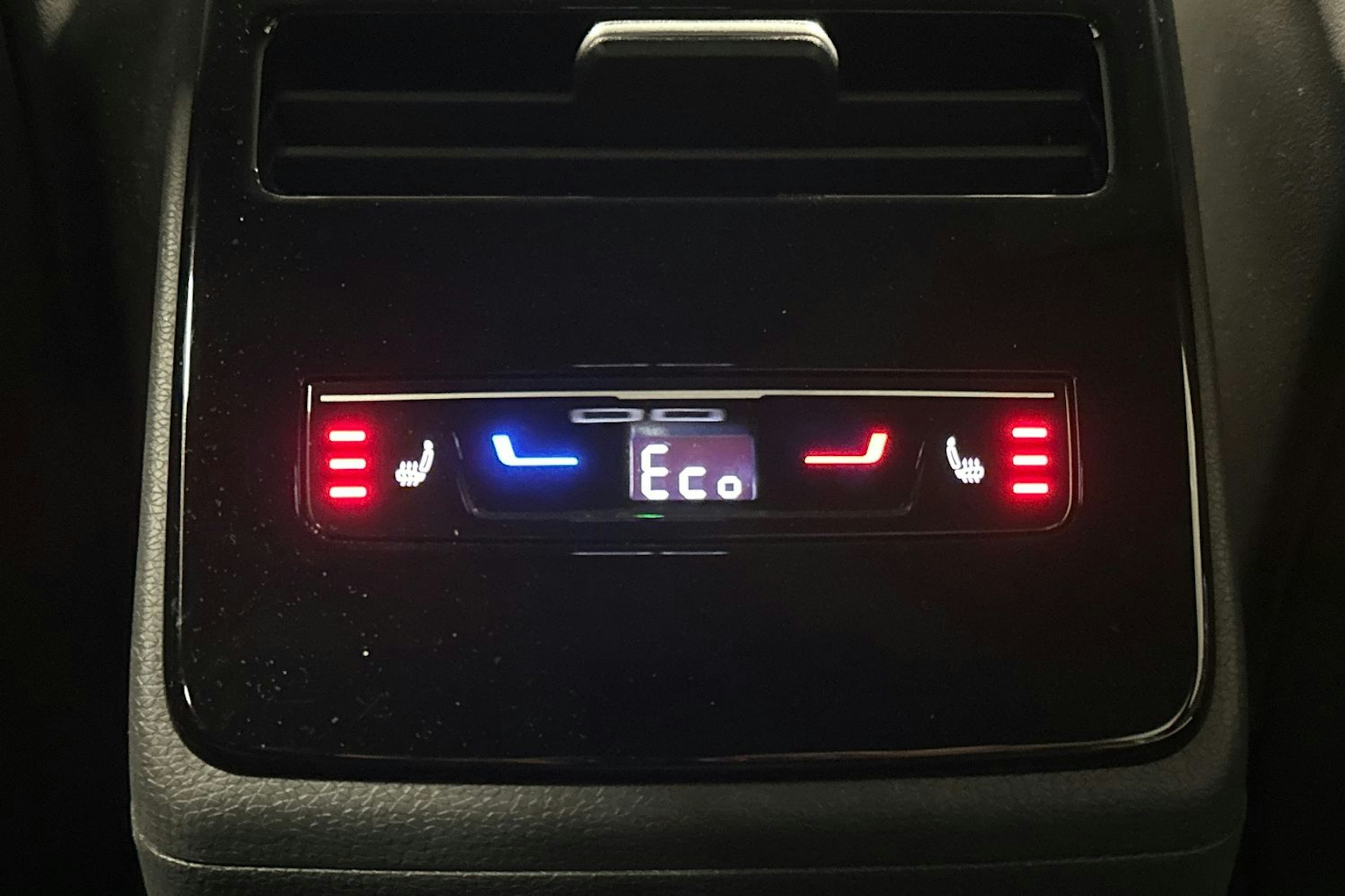 punainen Volkswagen ID.7 2025 kuva 14.