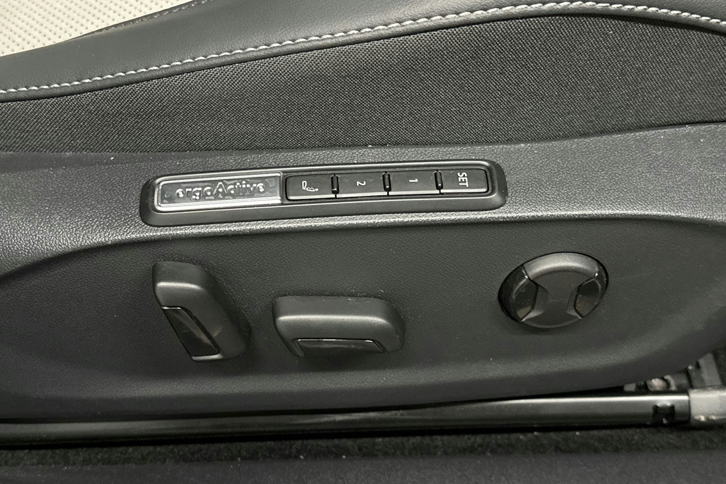 punainen Volkswagen ID.7 2025 kuva 20.
