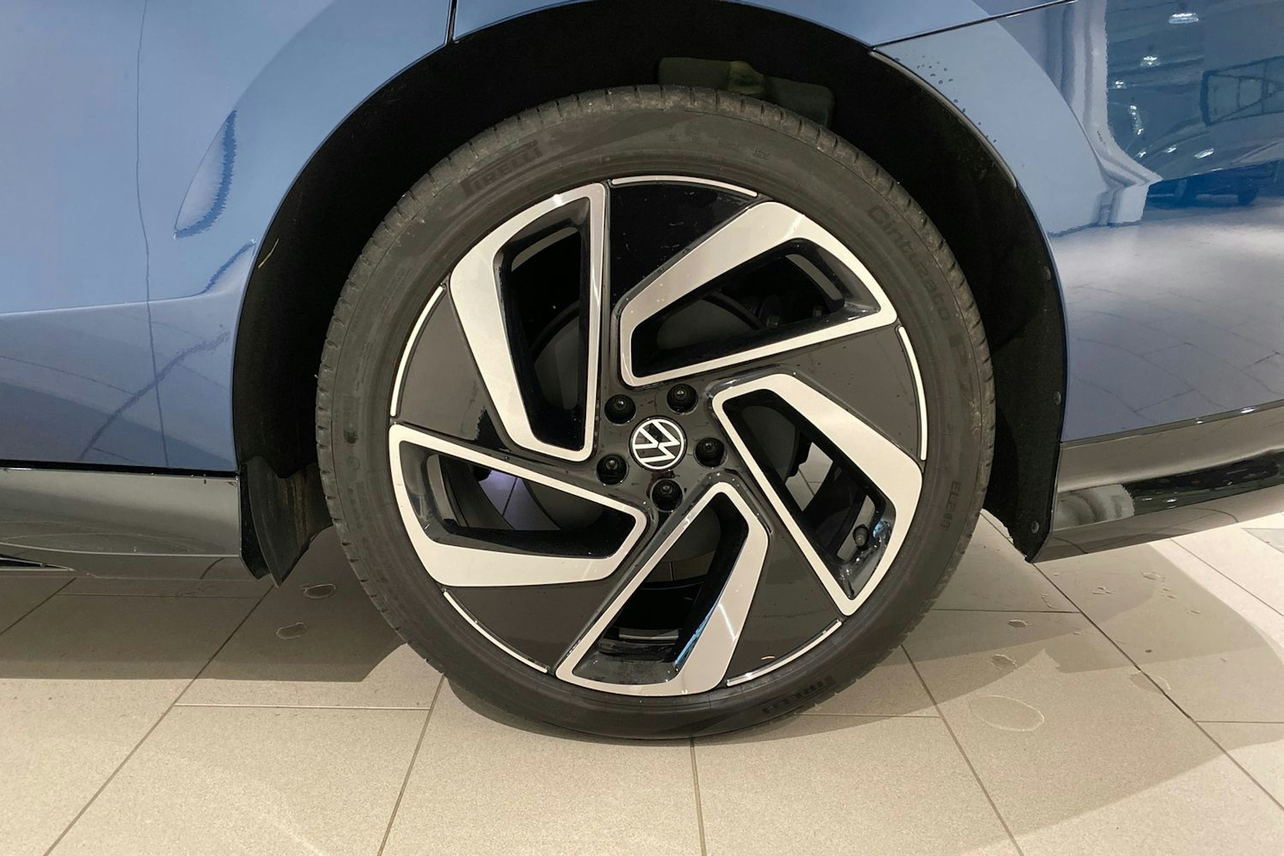 sininen Volkswagen ID.7 2025 kuva 10.
