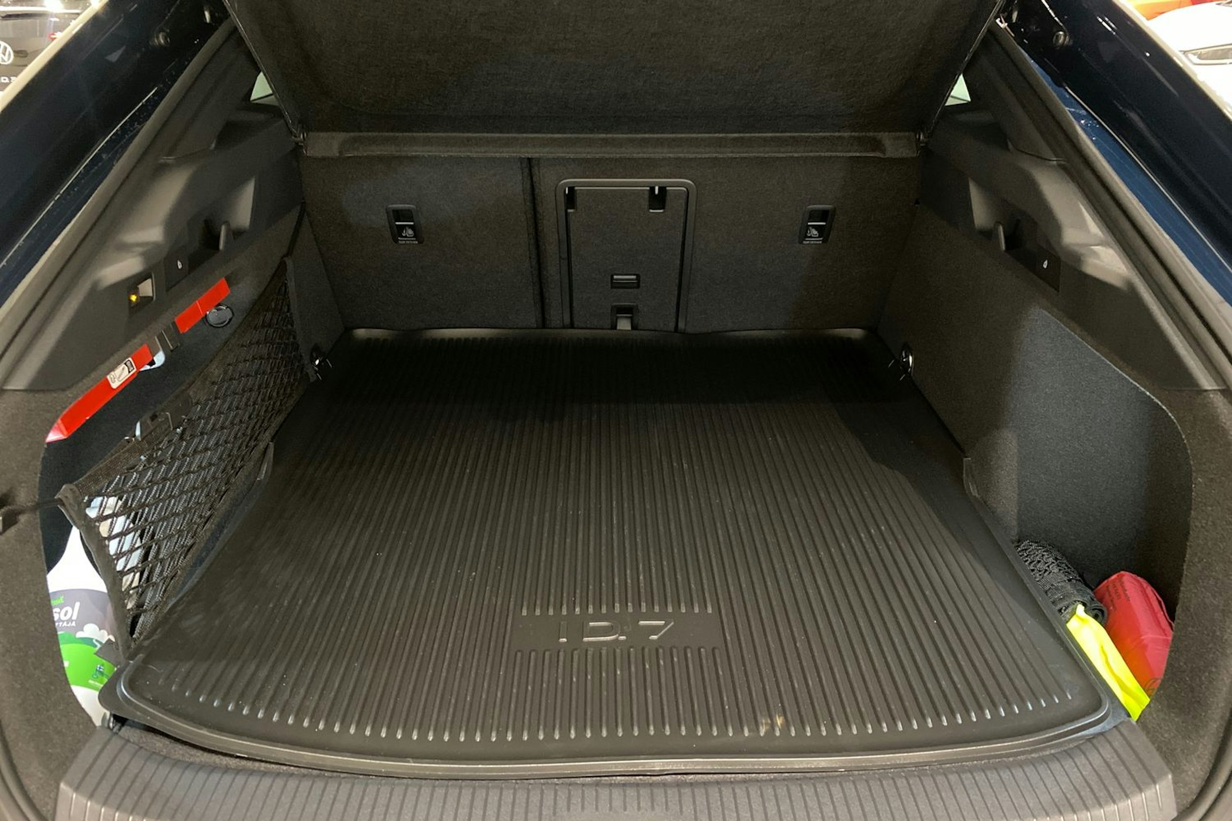 sininen Volkswagen ID.7 2025 kuva 15.