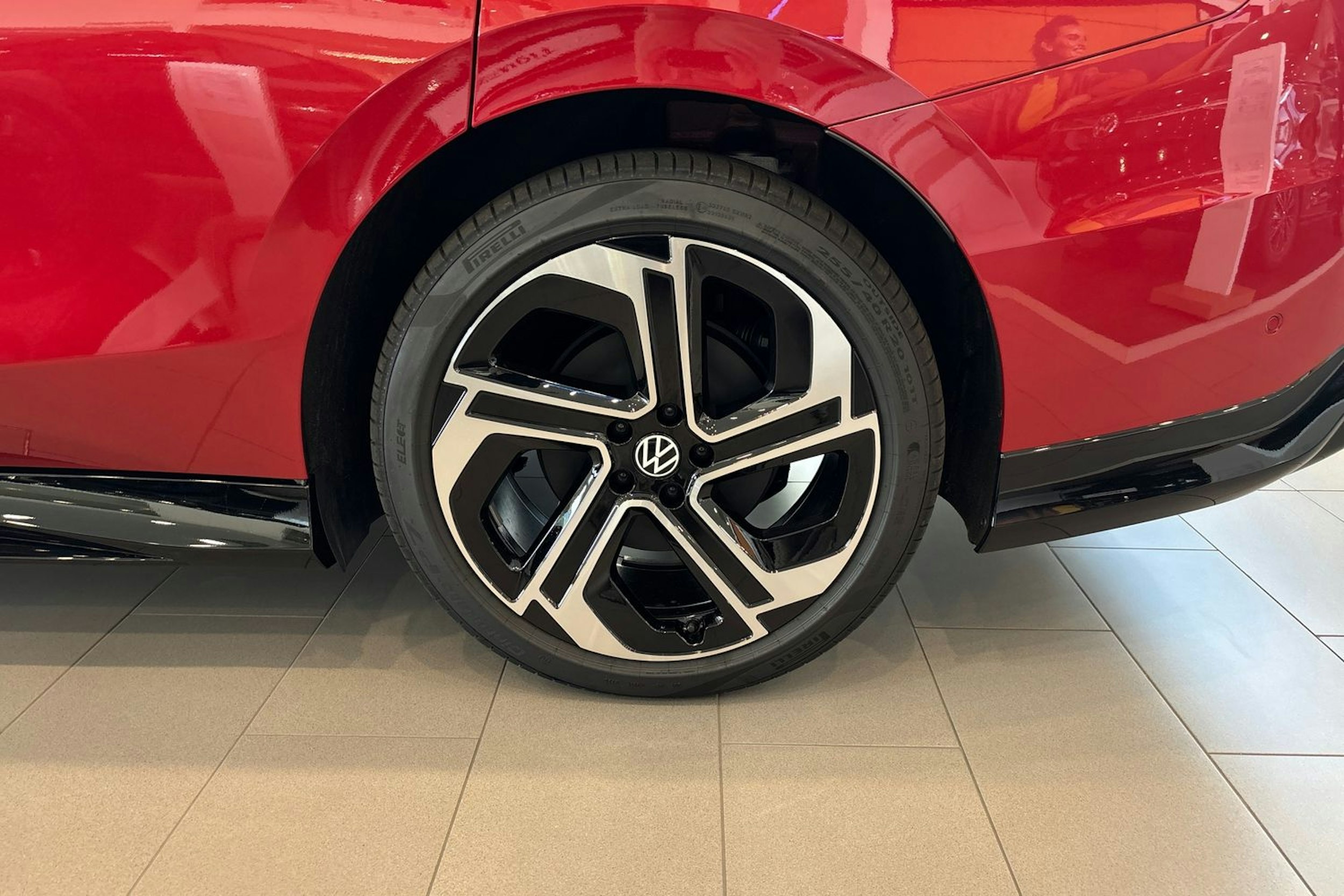 punainen Volkswagen ID.7 2025 kuva 10.