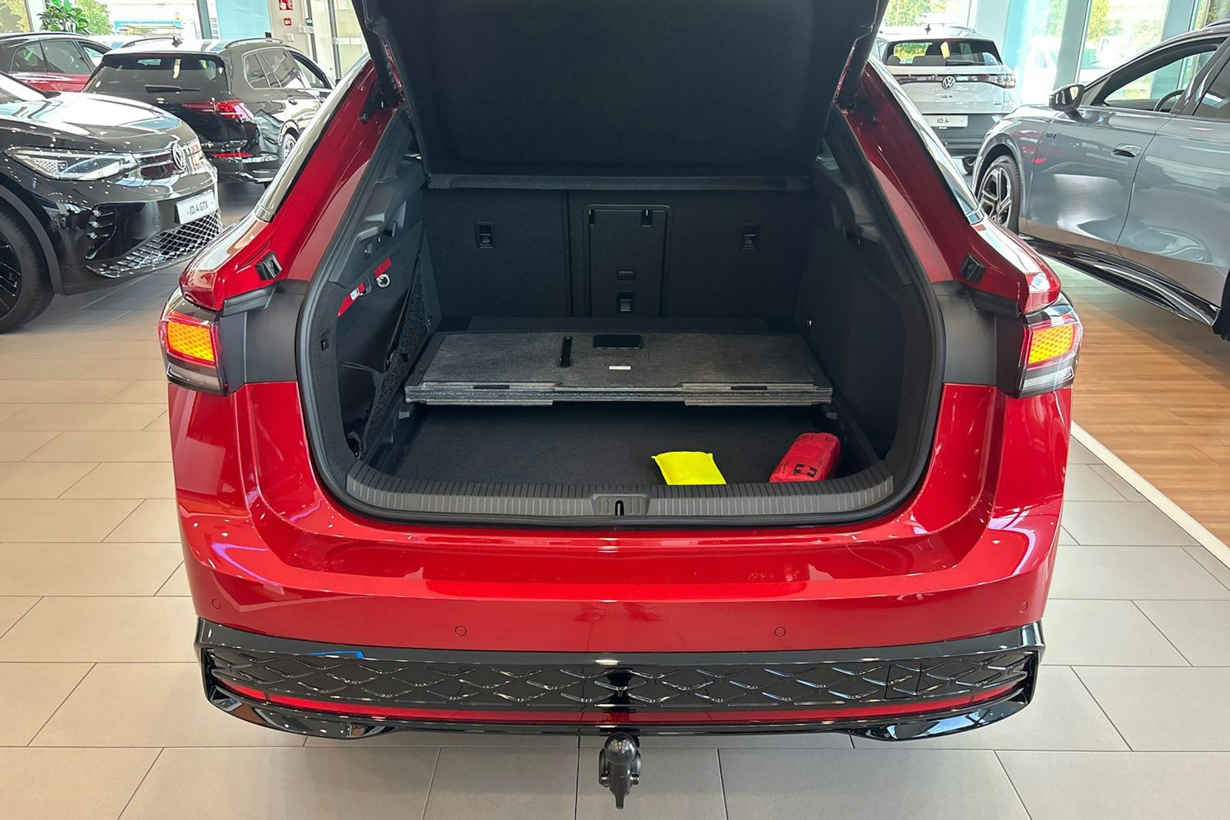 punainen Volkswagen ID.7 2025 kuva 11.