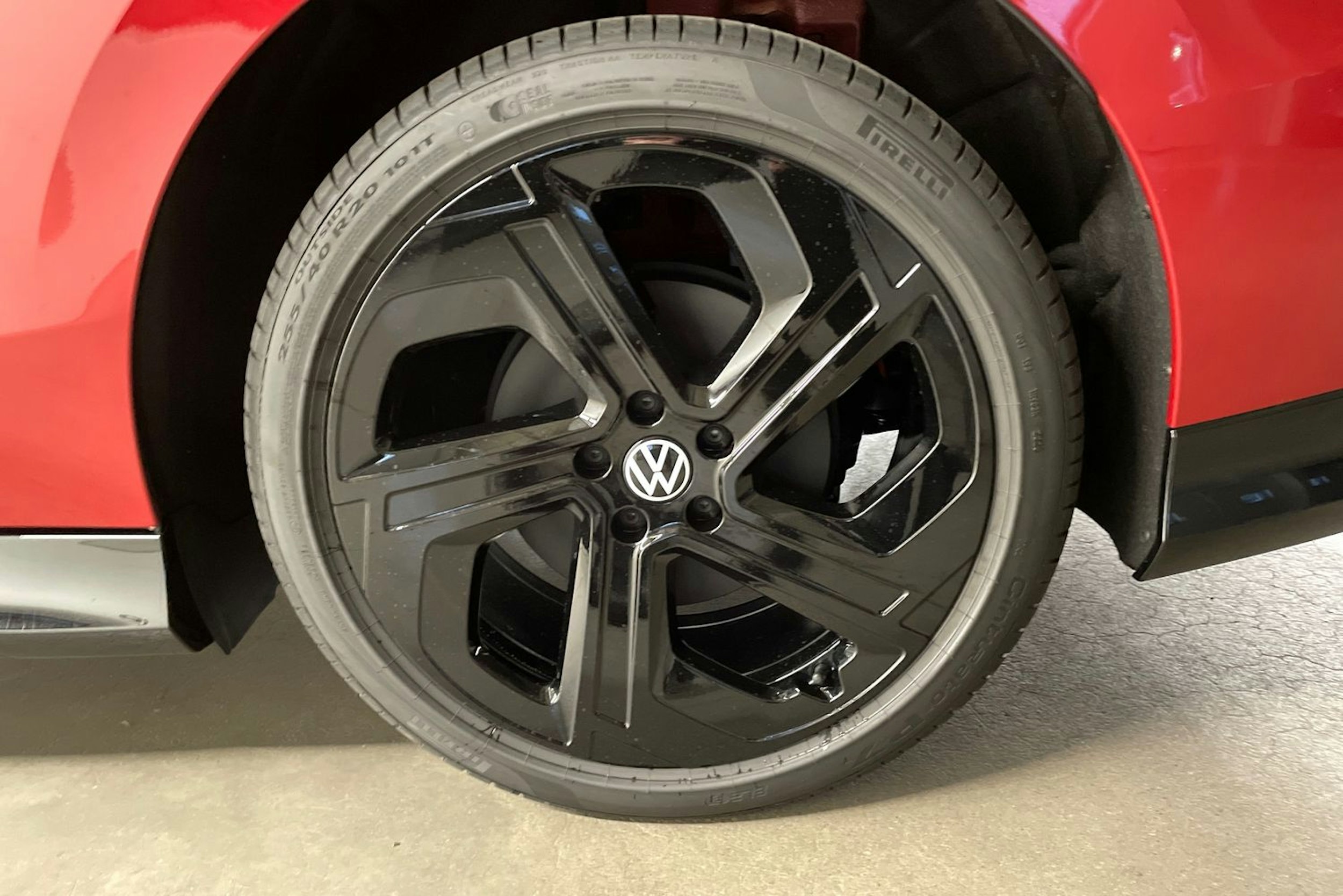 punainen Volkswagen ID.7 2025 kuva 11.