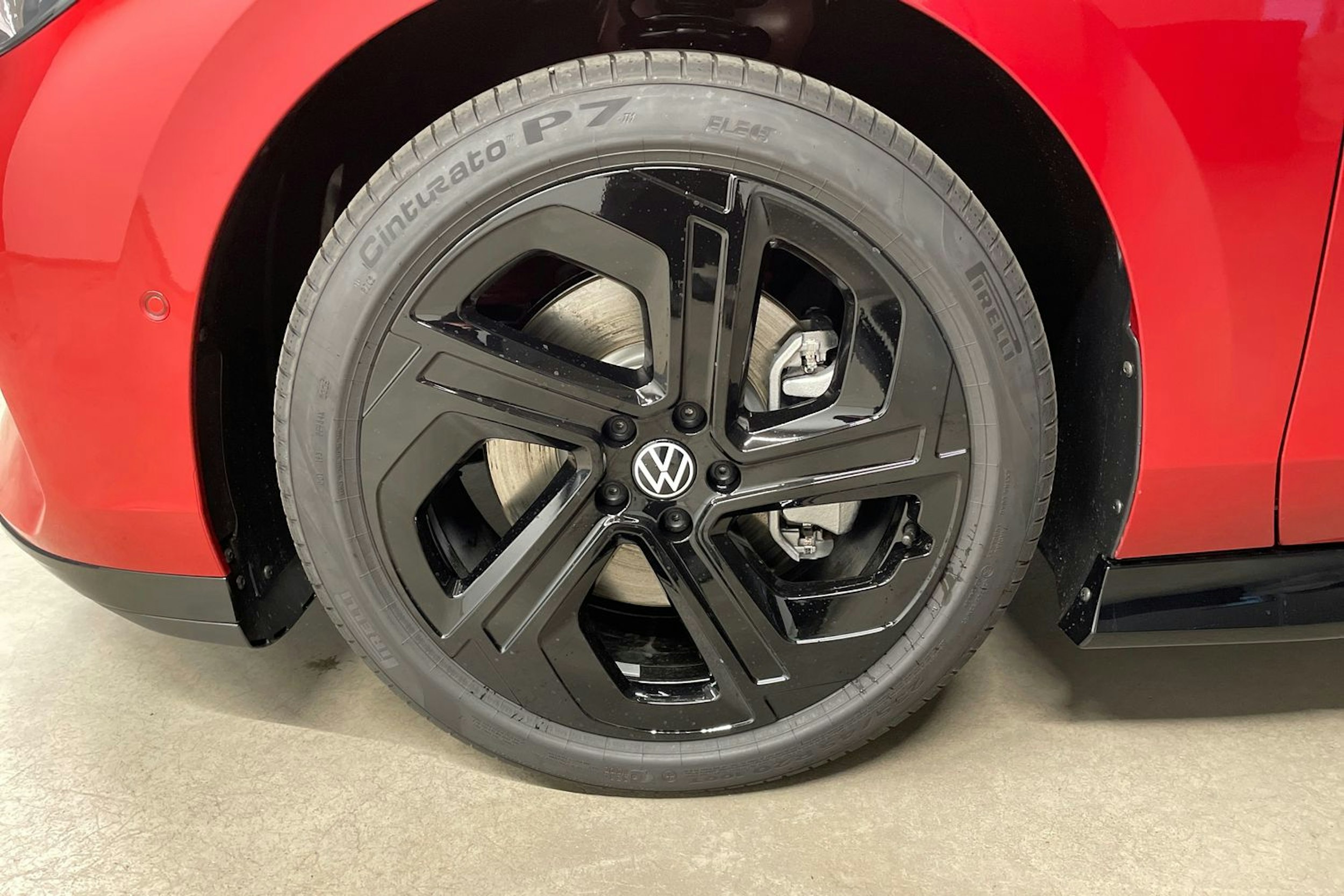 punainen Volkswagen ID.7 2025 kuva 13.