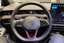 punainen Volkswagen ID.7 2025 kuva 15.