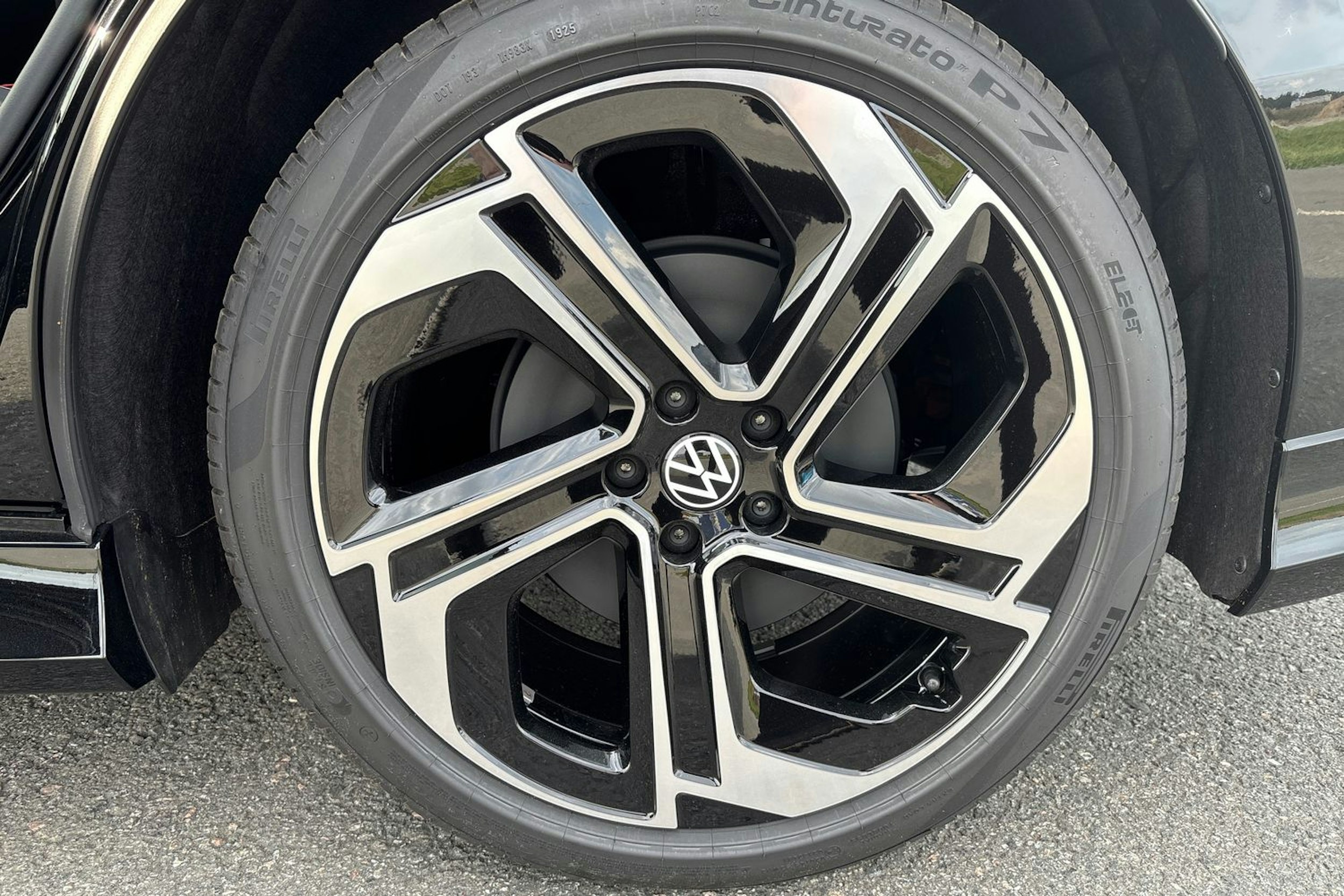 musta Volkswagen ID.7 2025 kuva 10.