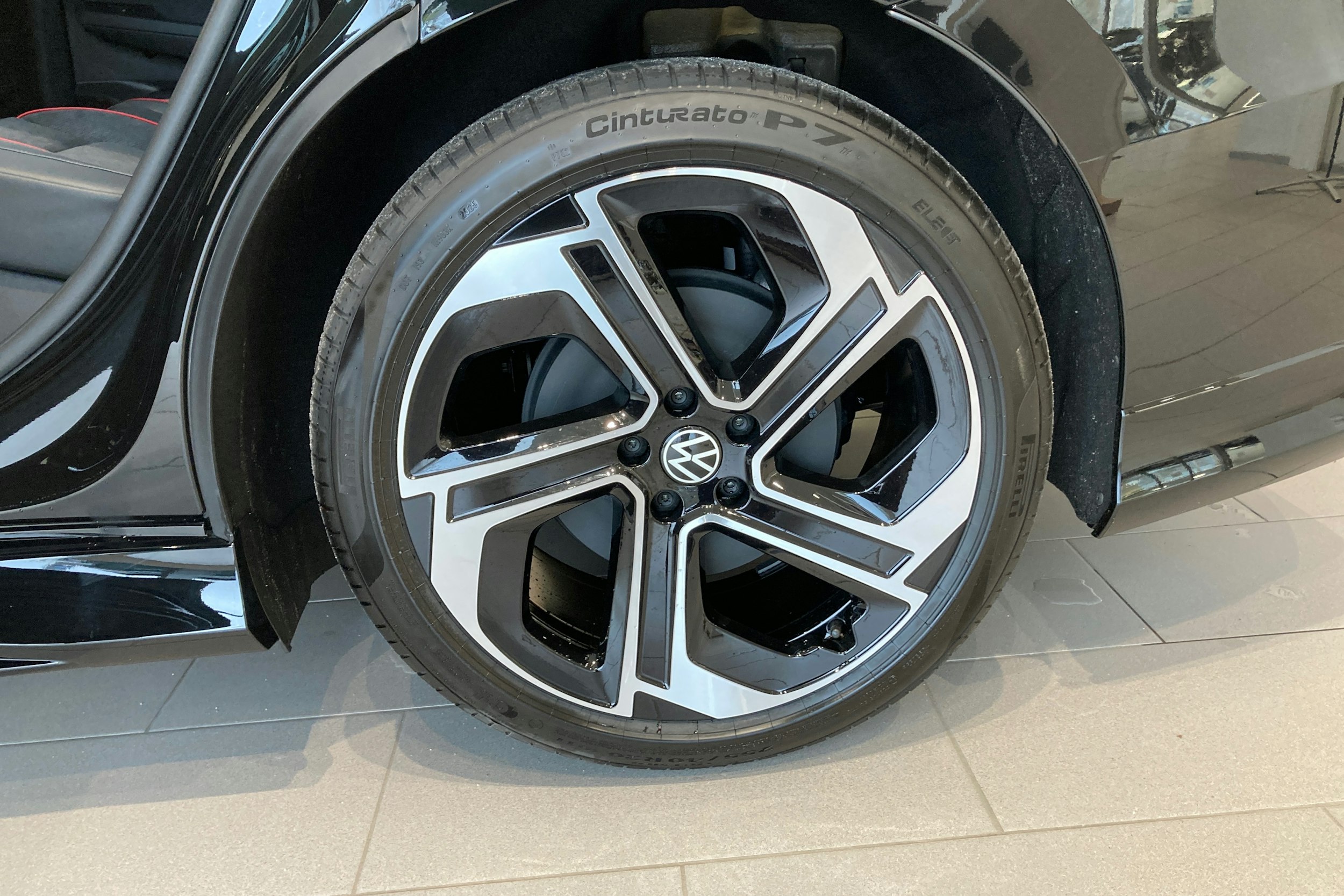 musta Volkswagen ID.7 2025 kuva 10.