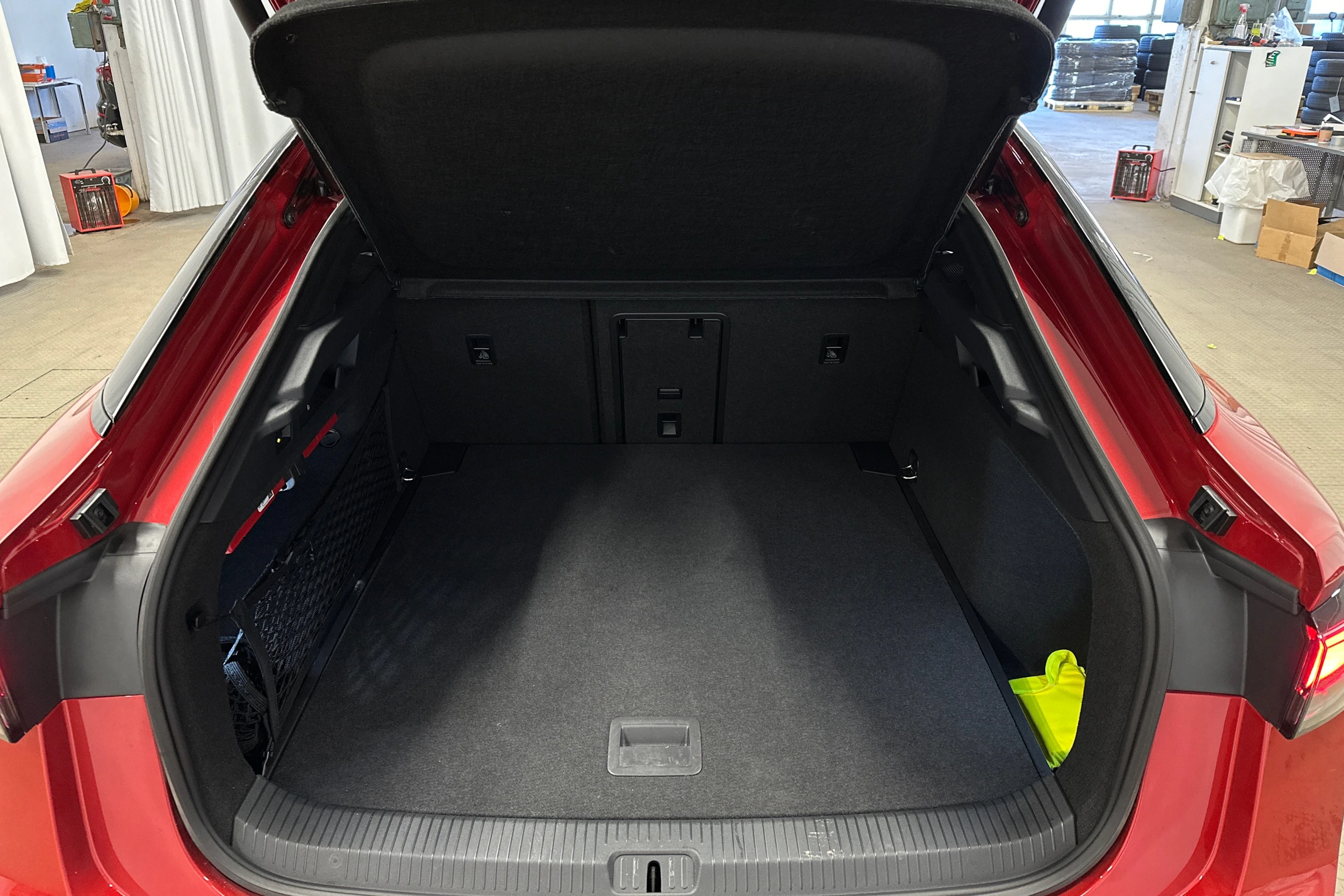 punainen Volkswagen ID.7 2025 kuva 11.