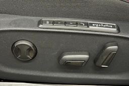 punainen Volkswagen ID.7 2025 kuva 16.