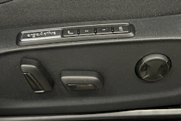 punainen Volkswagen ID.7 2025 kuva 17.