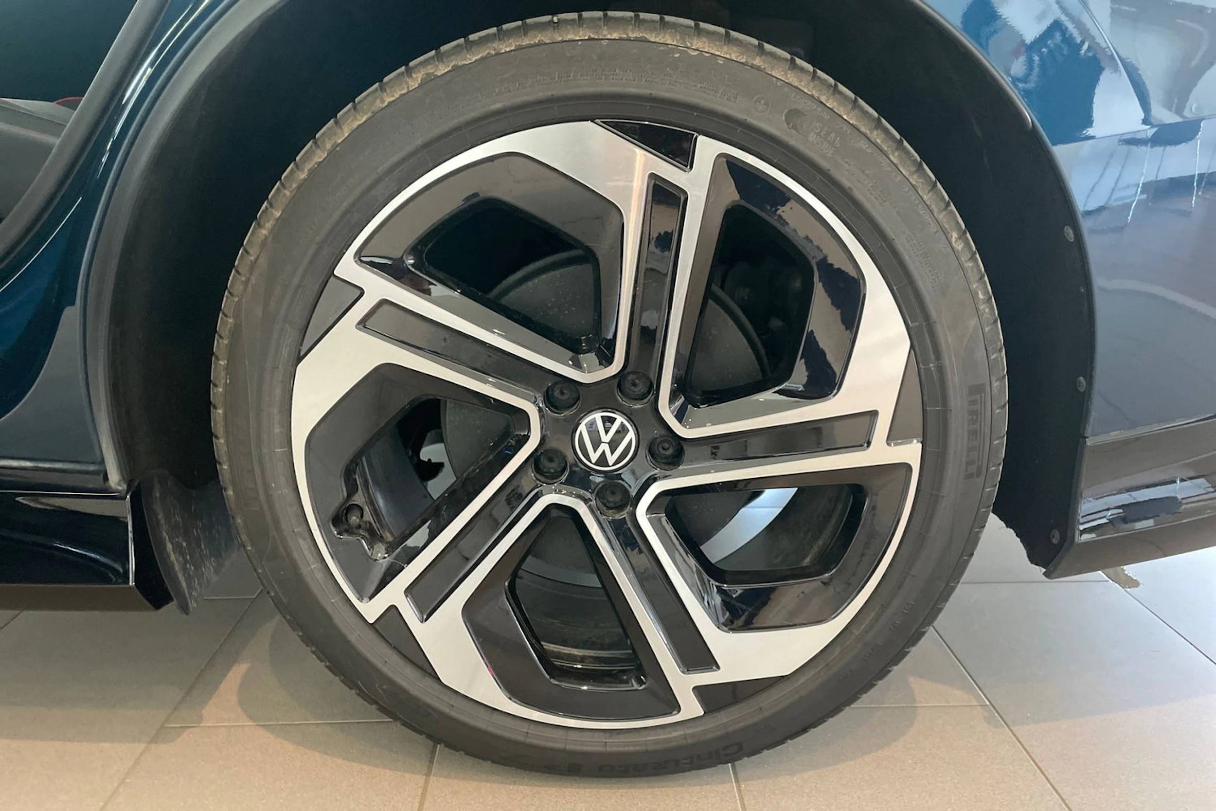 sininen Volkswagen ID.7 2025 kuva 10.