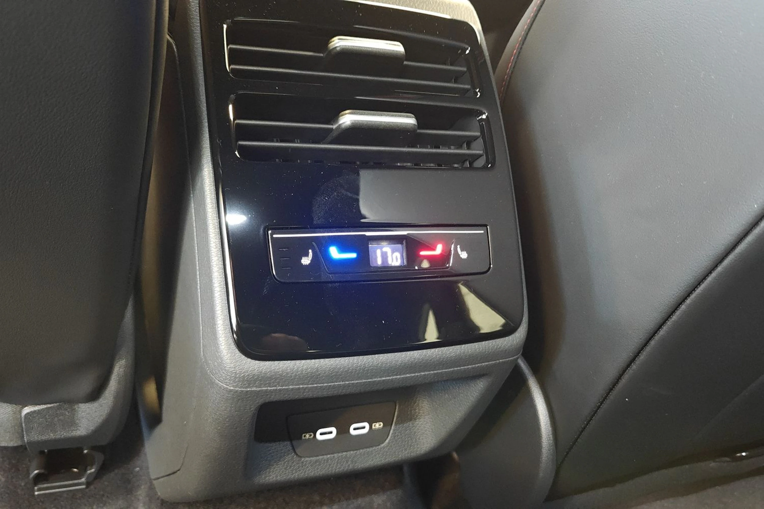 sininen Volkswagen ID.7 2025 kuva 18.