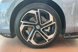 sininen Volkswagen ID.7 2025 kuva 10.