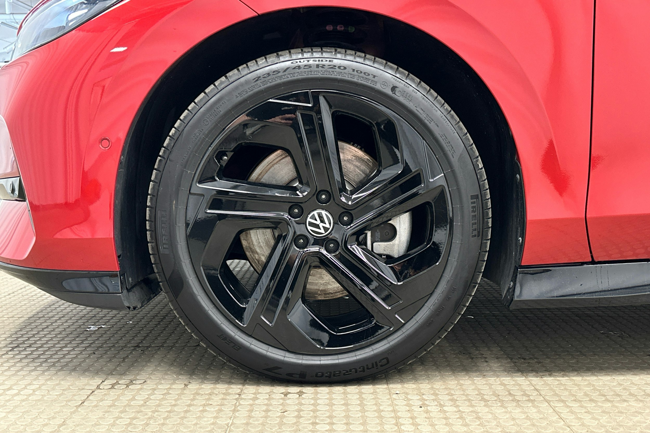 punainen Volkswagen ID.7 2025 kuva 27.