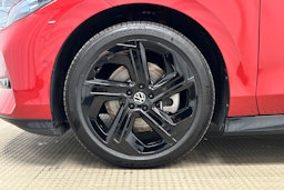 punainen Volkswagen ID.7 2025 kuva 27.
