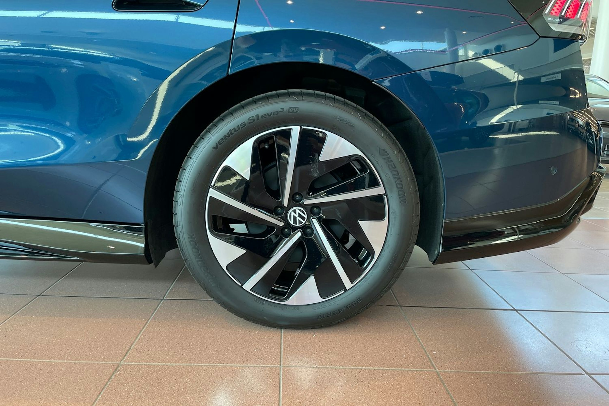 sininen Volkswagen ID.7 2025 kuva 10.