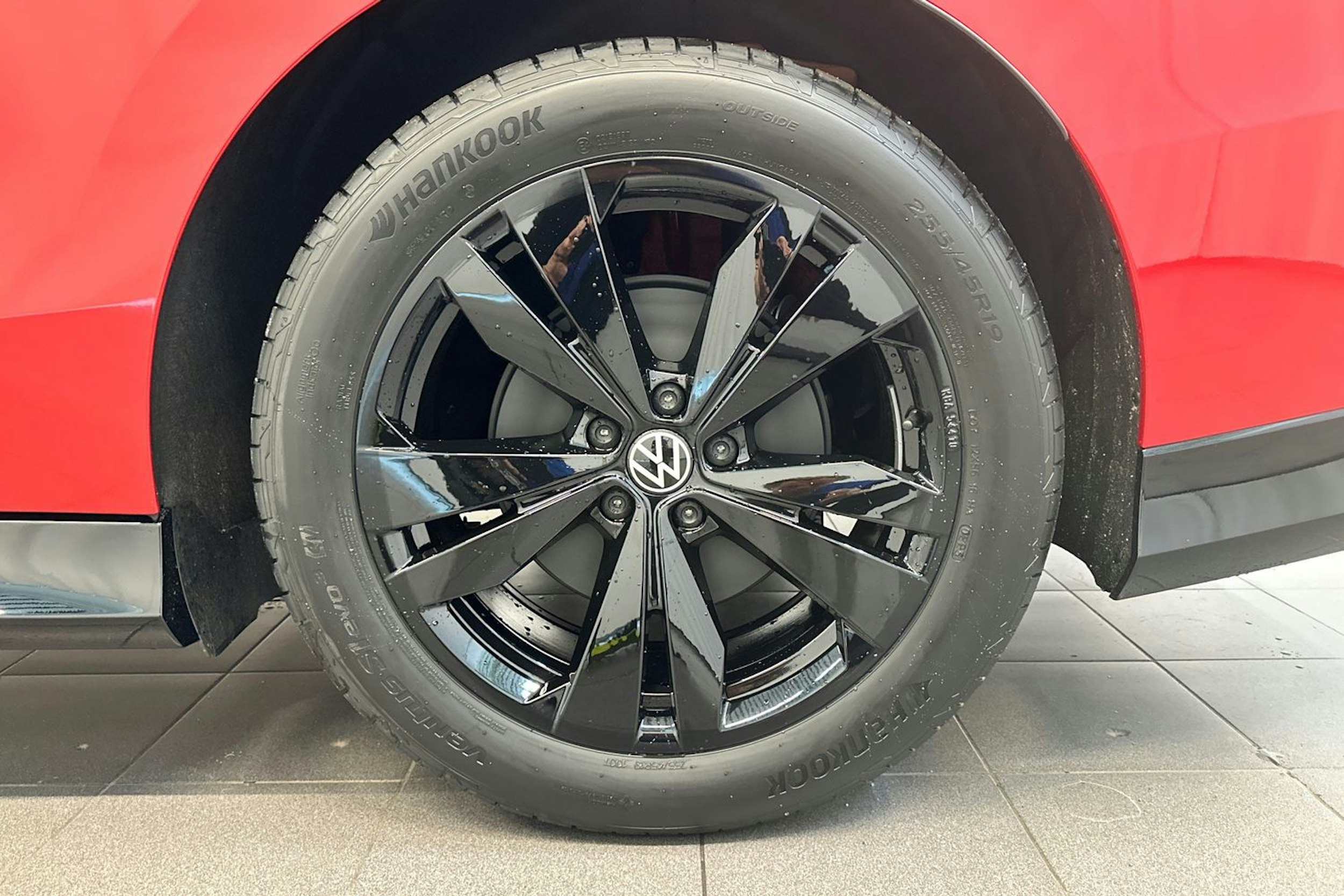 punainen Volkswagen ID.7 2025 kuva 10.