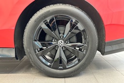 punainen Volkswagen ID.7 2025 kuva 10.