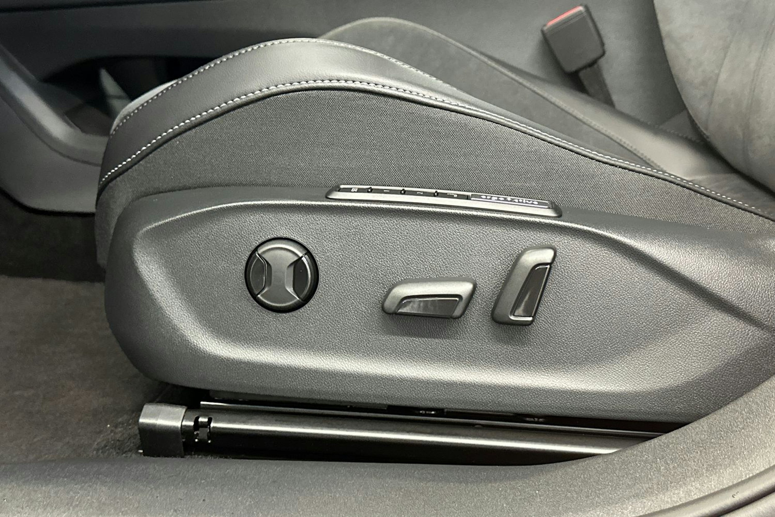 punainen Volkswagen ID.7 2025 kuva 17.