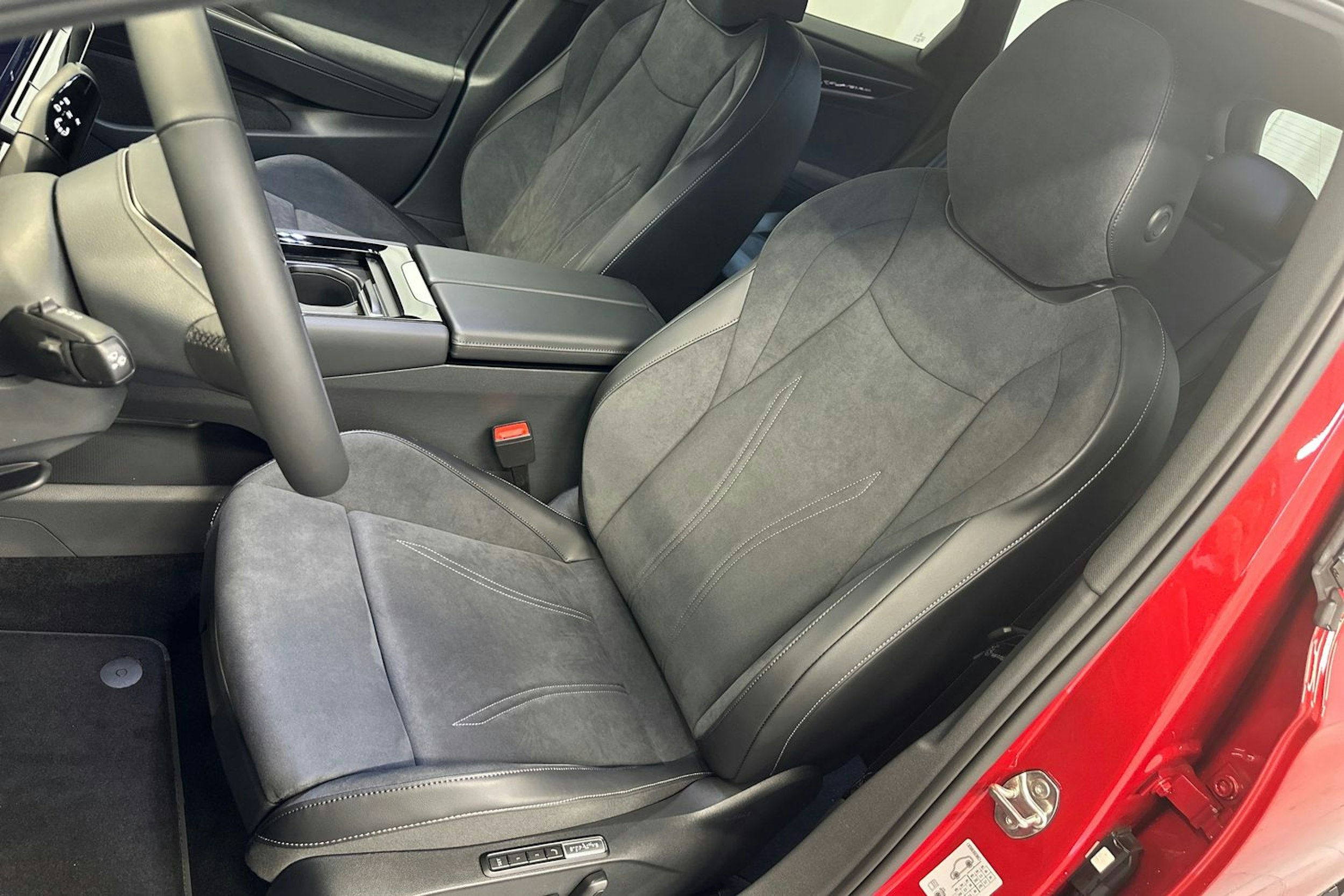 punainen Volkswagen ID.7 2025 kuva 30.