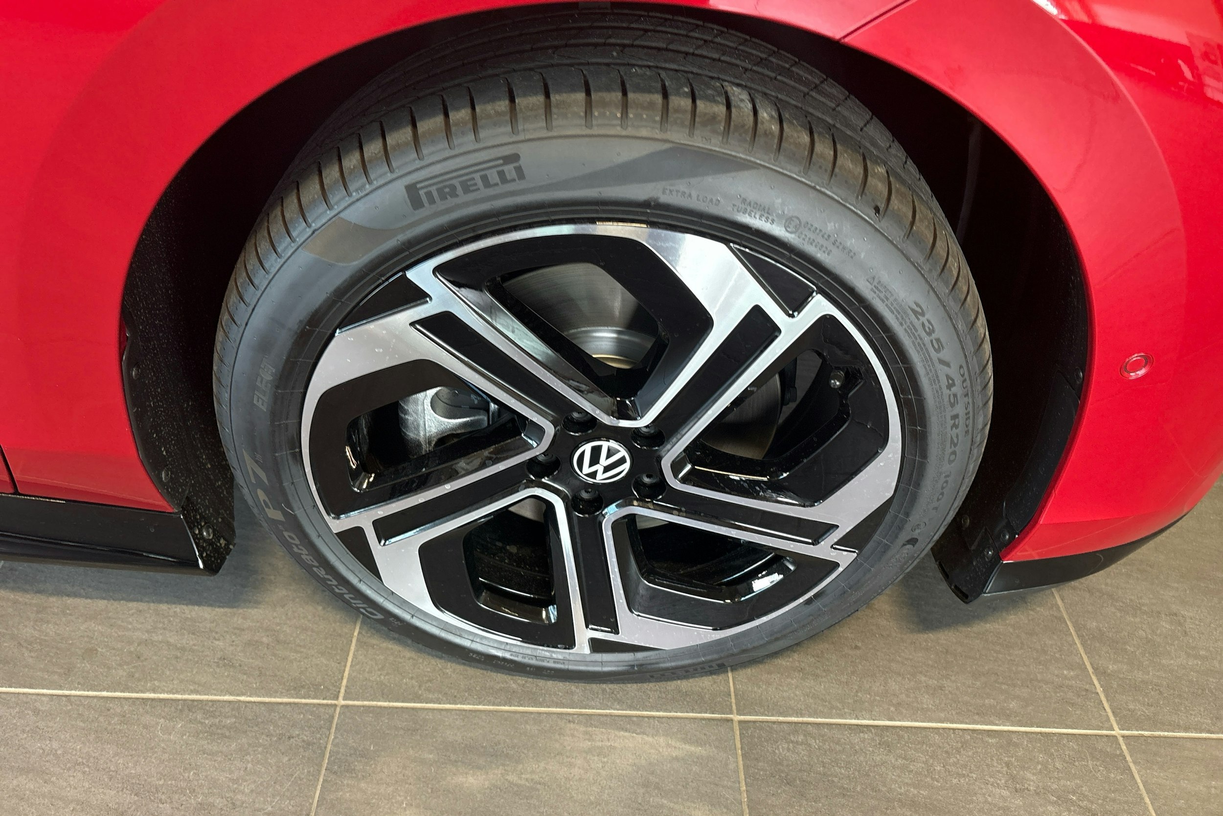 punainen Volkswagen ID.7 2025 kuva 9.