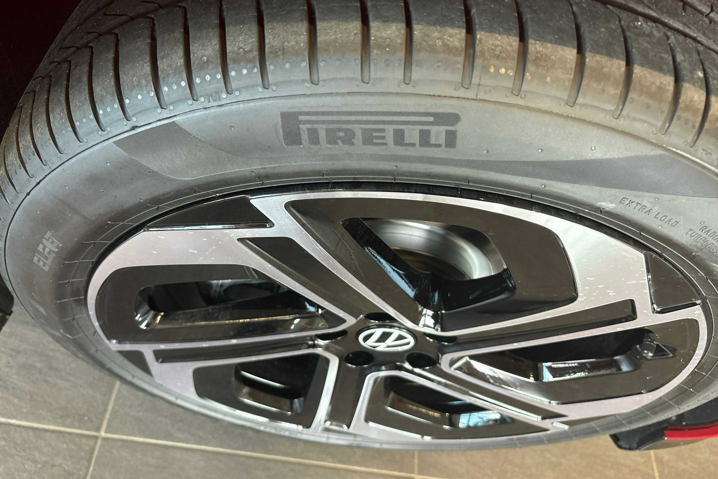 punainen Volkswagen ID.7 2025 kuva 10.