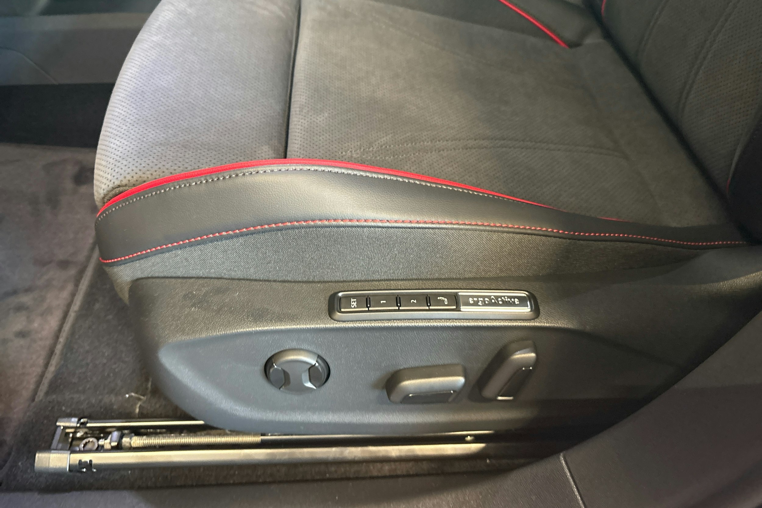 punainen Volkswagen ID.7 2025 kuva 12.