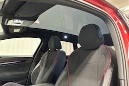 punainen Volkswagen ID.7 2025 kuva 32.