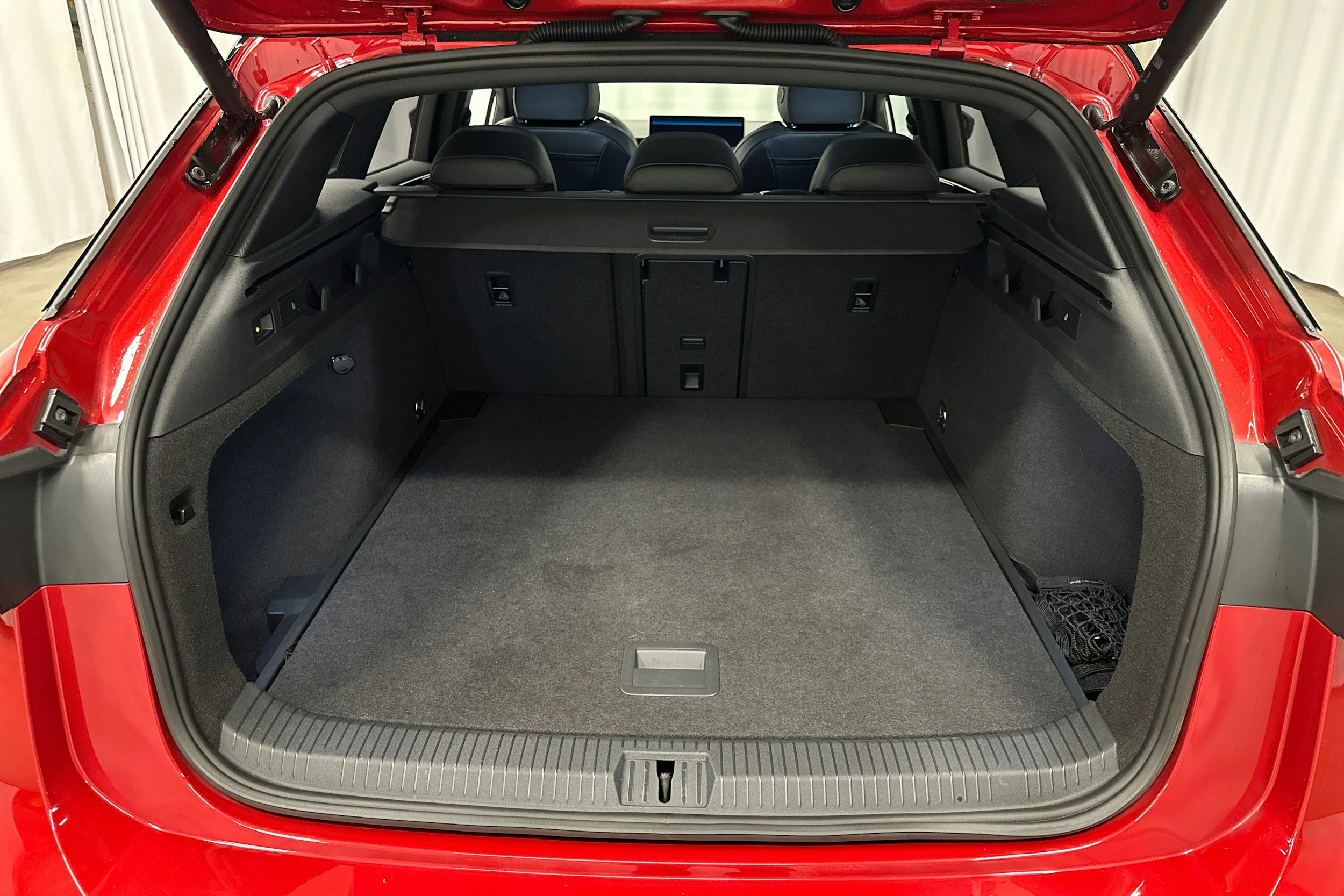 punainen Volkswagen ID.7 2025 kuva 33.
