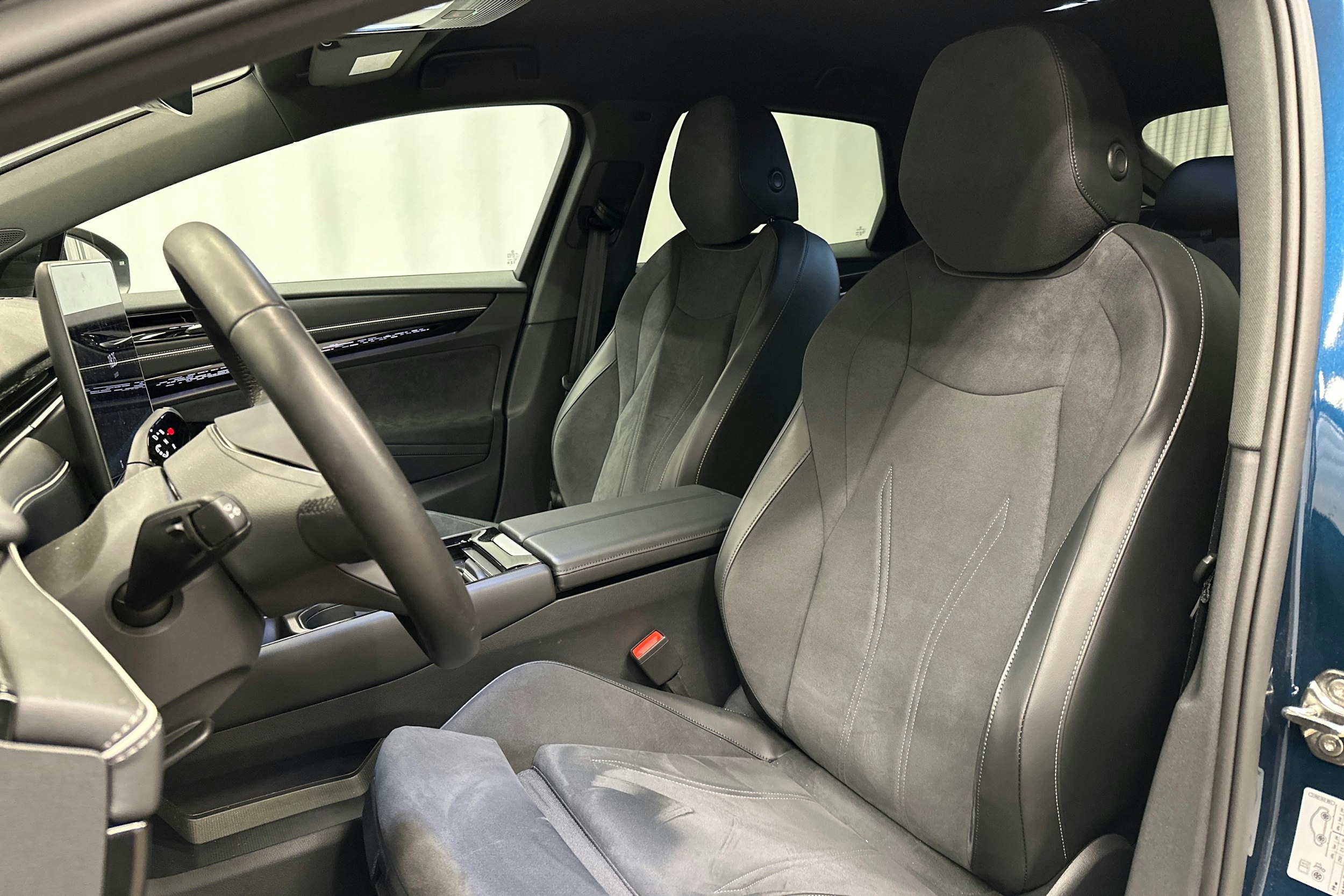 sininen Volkswagen ID.7 2025 kuva 22.