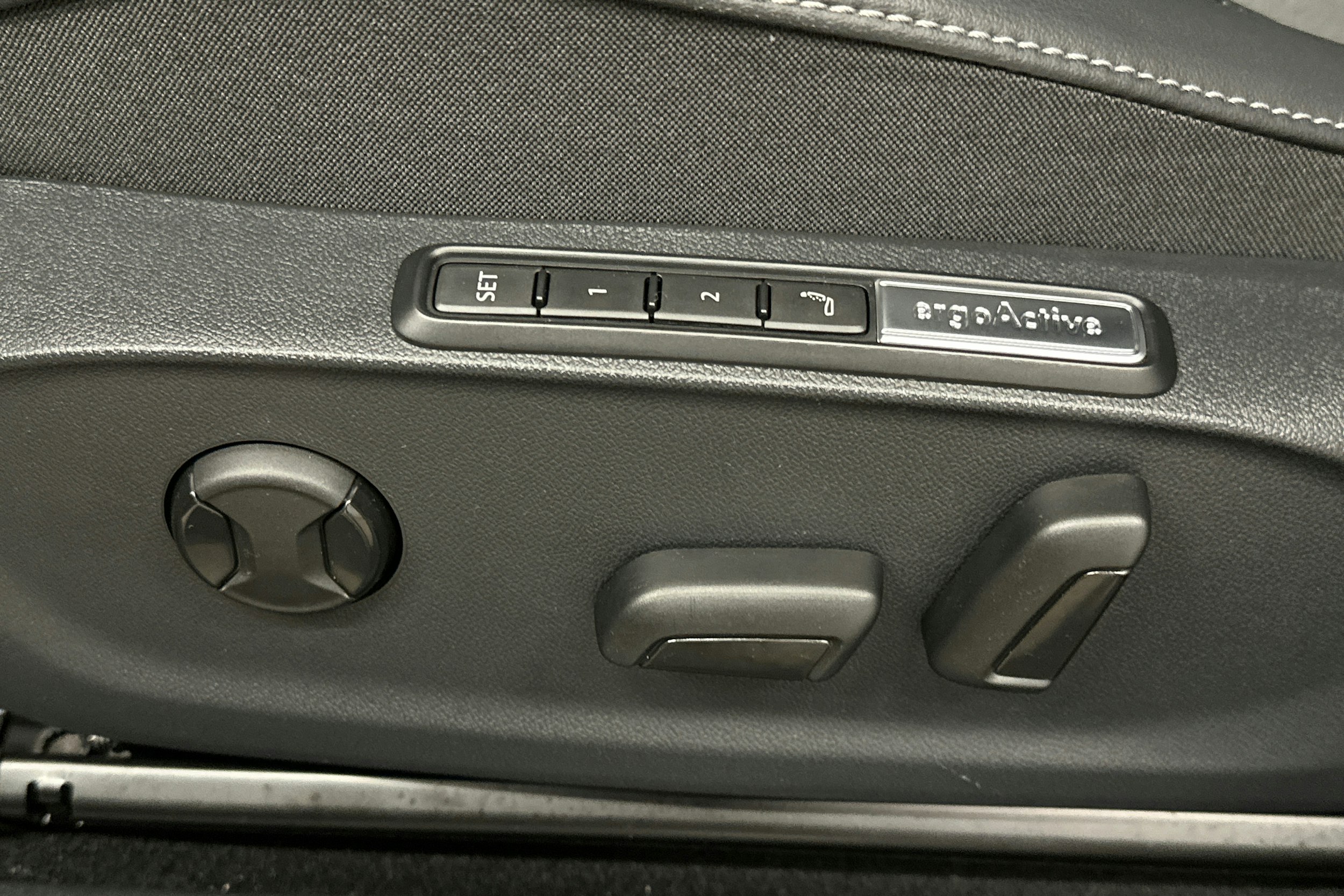 sininen Volkswagen ID.7 2025 kuva 16.