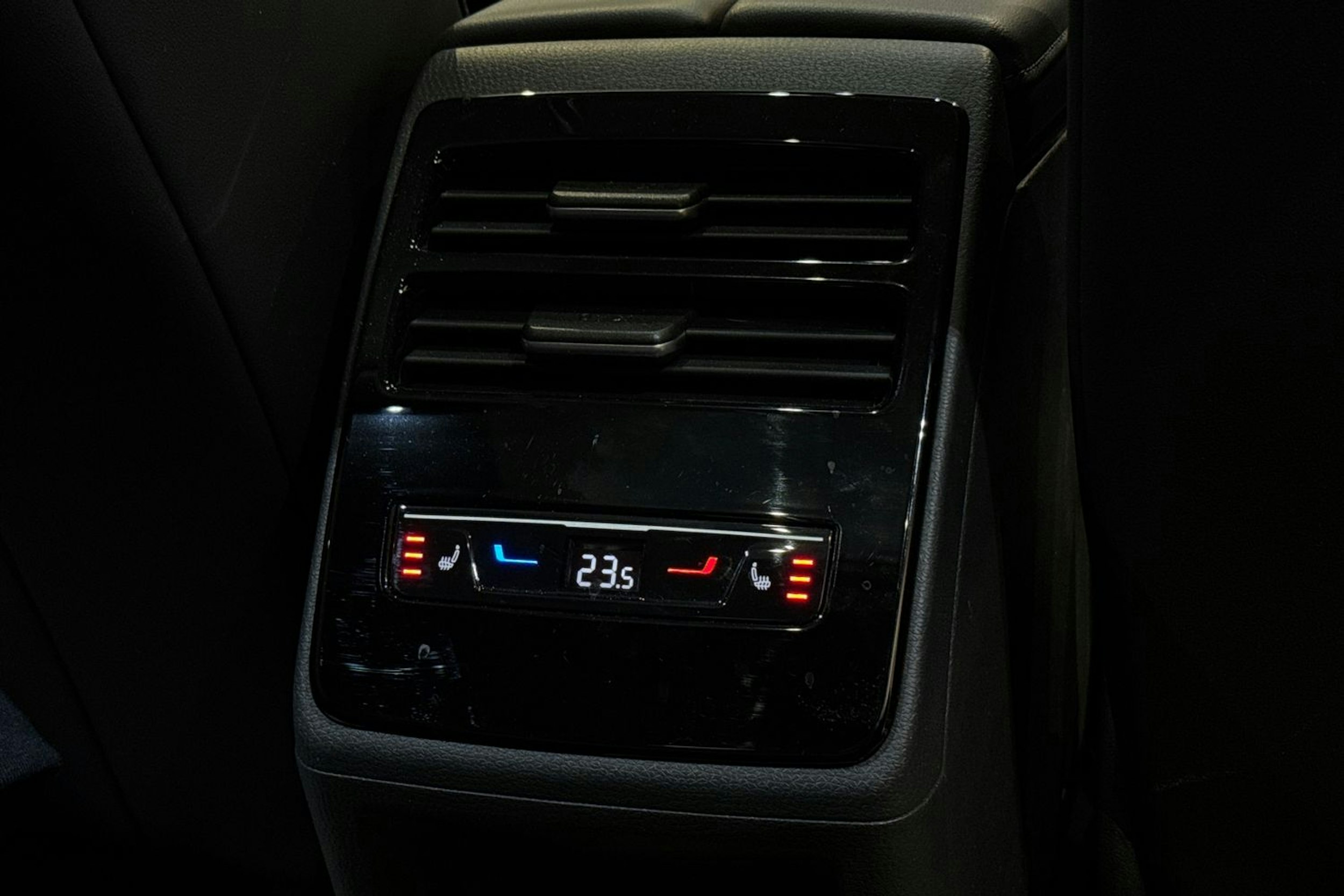 met. musta Volkswagen ID.7 2025 kuva 17.