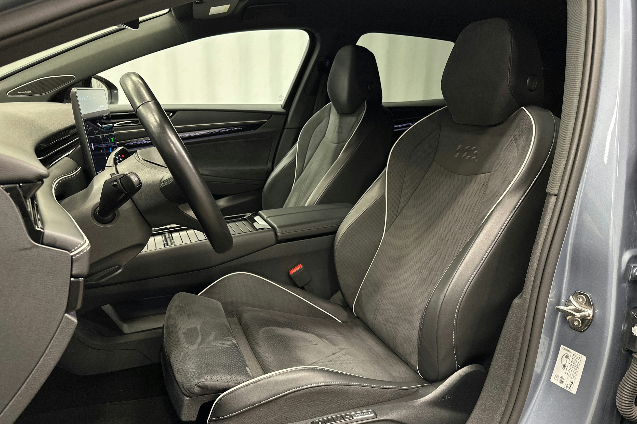 sininen Volkswagen ID.7 2025 kuva 18.