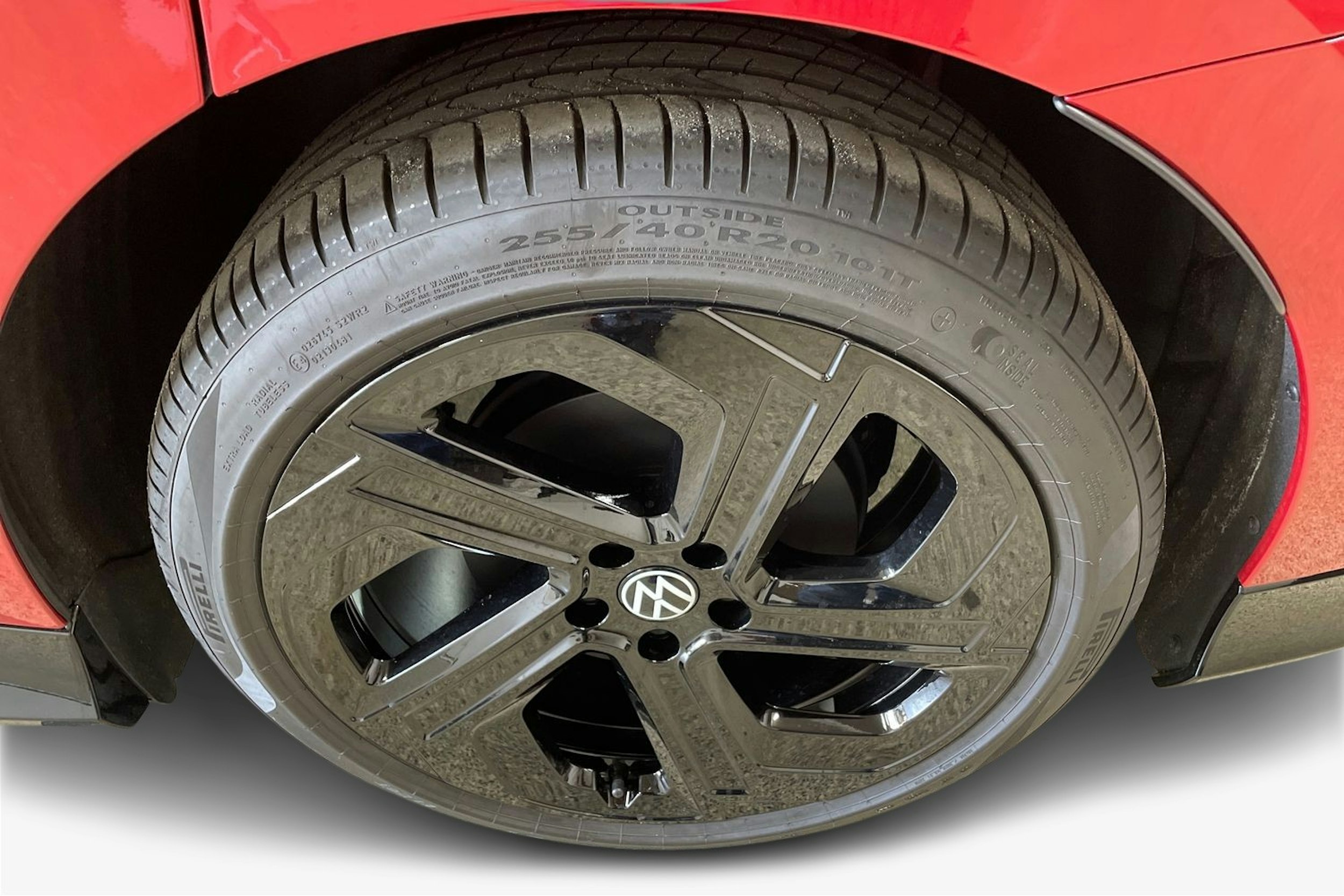 punainen Volkswagen ID.7 2025 kuva 9.